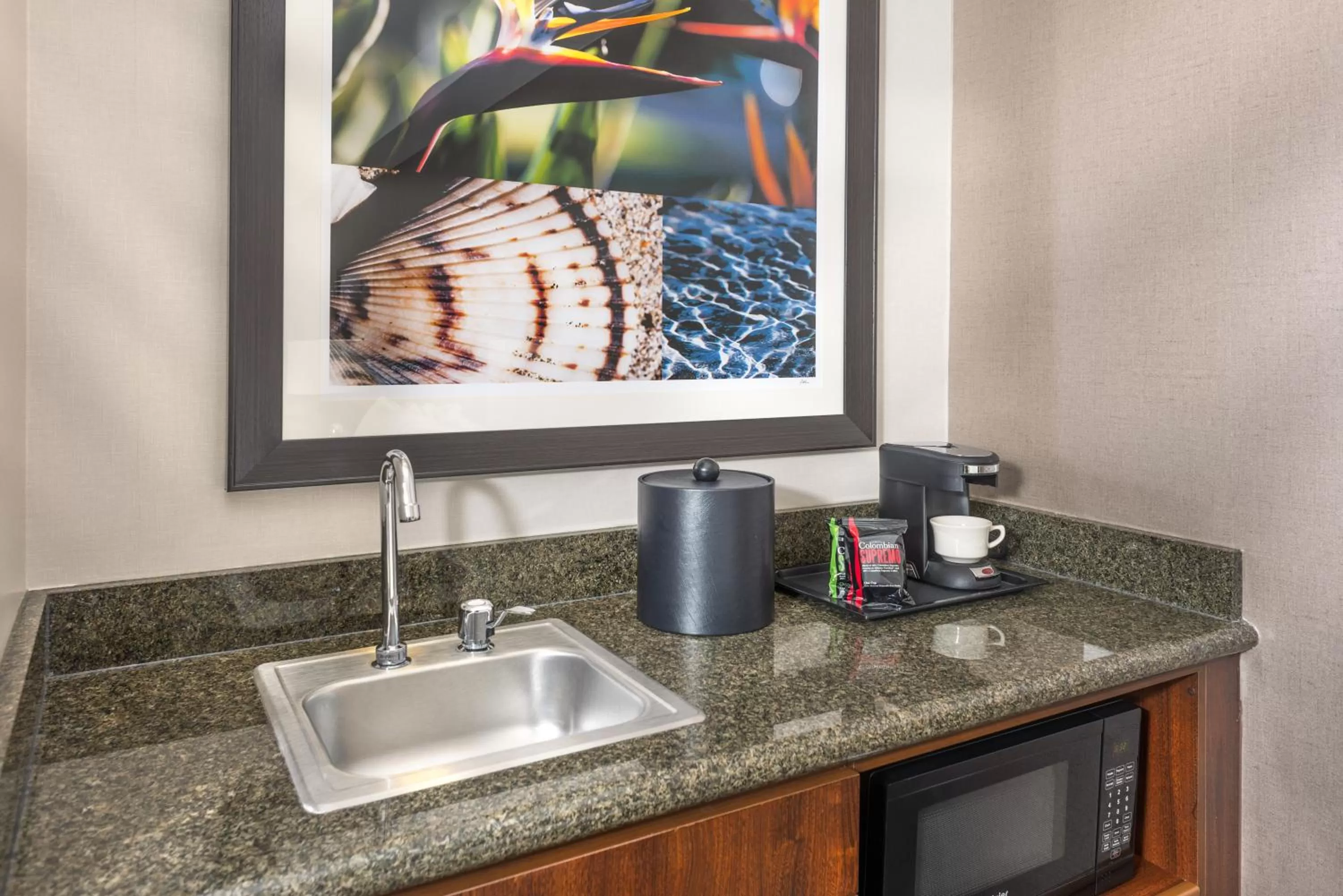 Coffee/tea facilities in Ayres Hotel Laguna Woods - Aliso Viejo