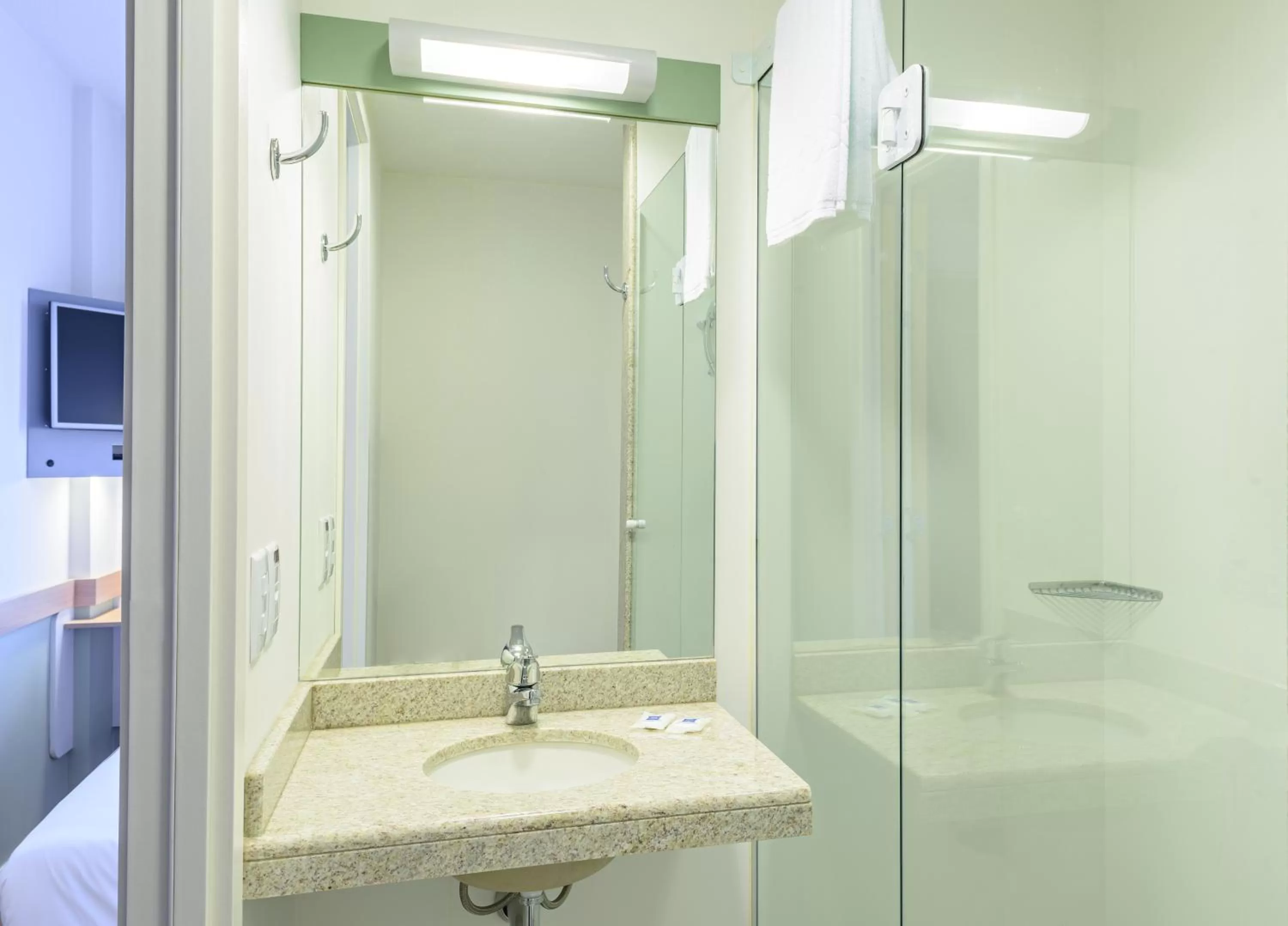 Shower in ibis budget Blumenau