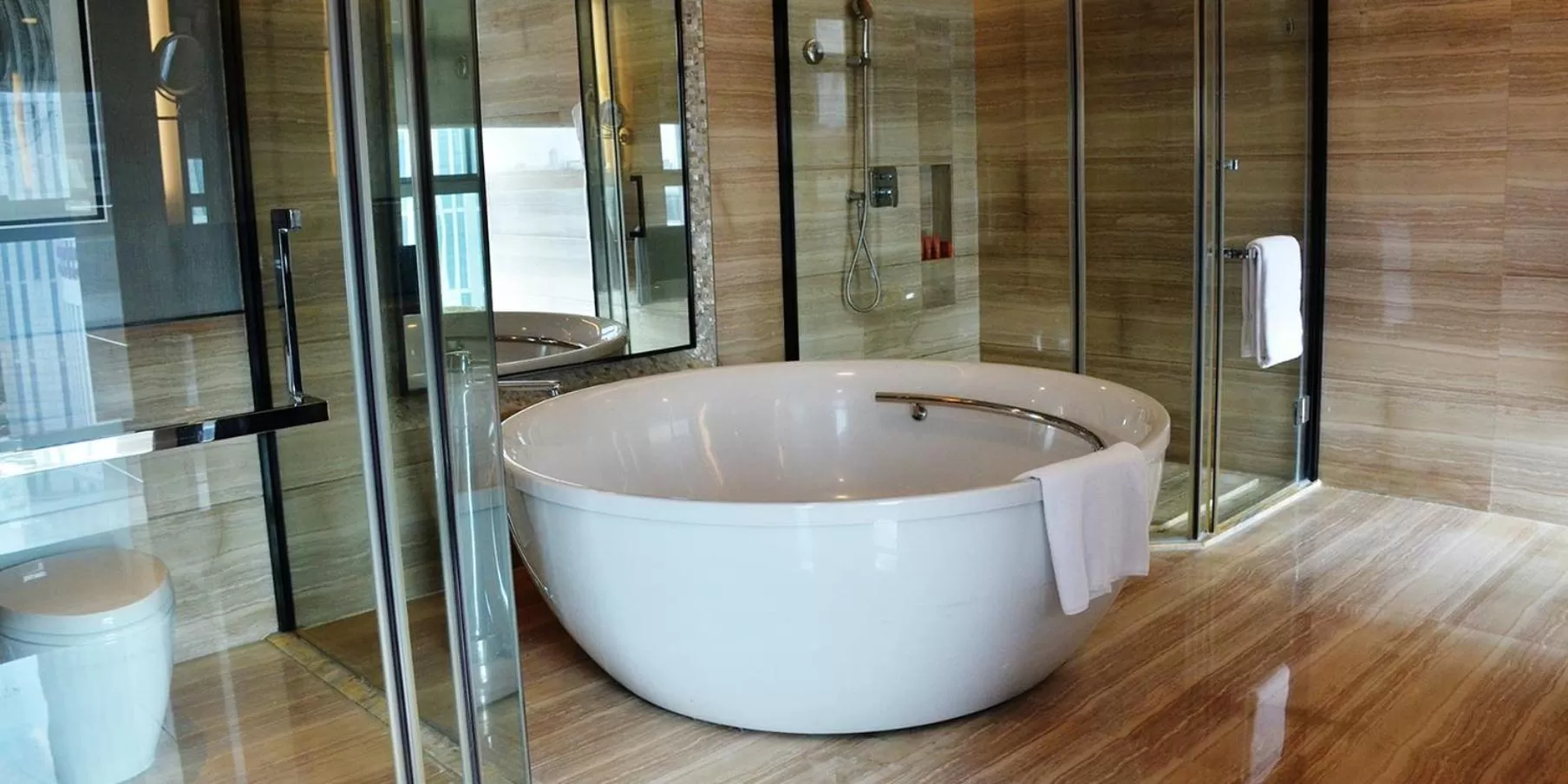 Photo of the whole room in Crowne Plaza Tianjin Meijiangnan by IHG