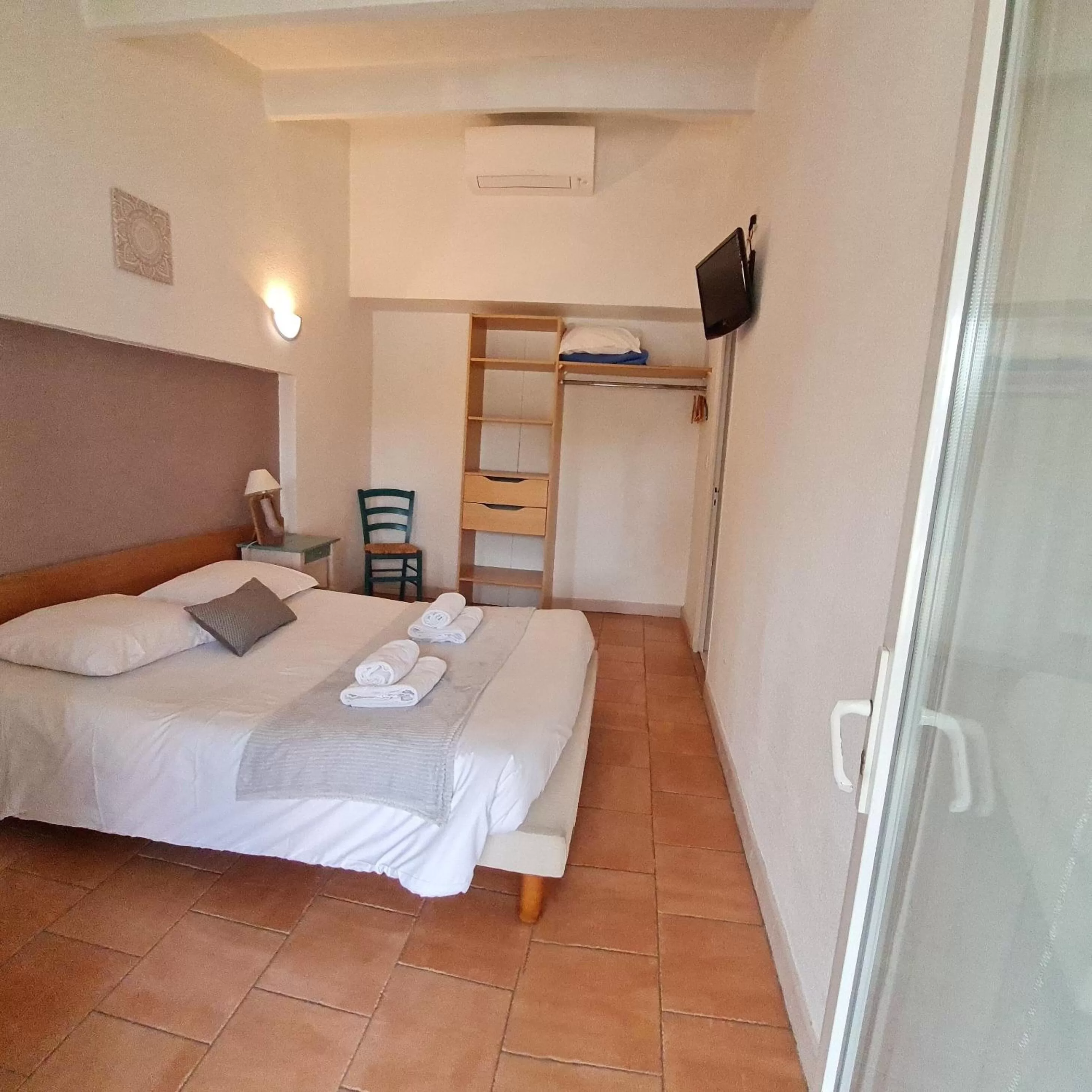 Bedroom, Bed in Le Relais Des Lavandins