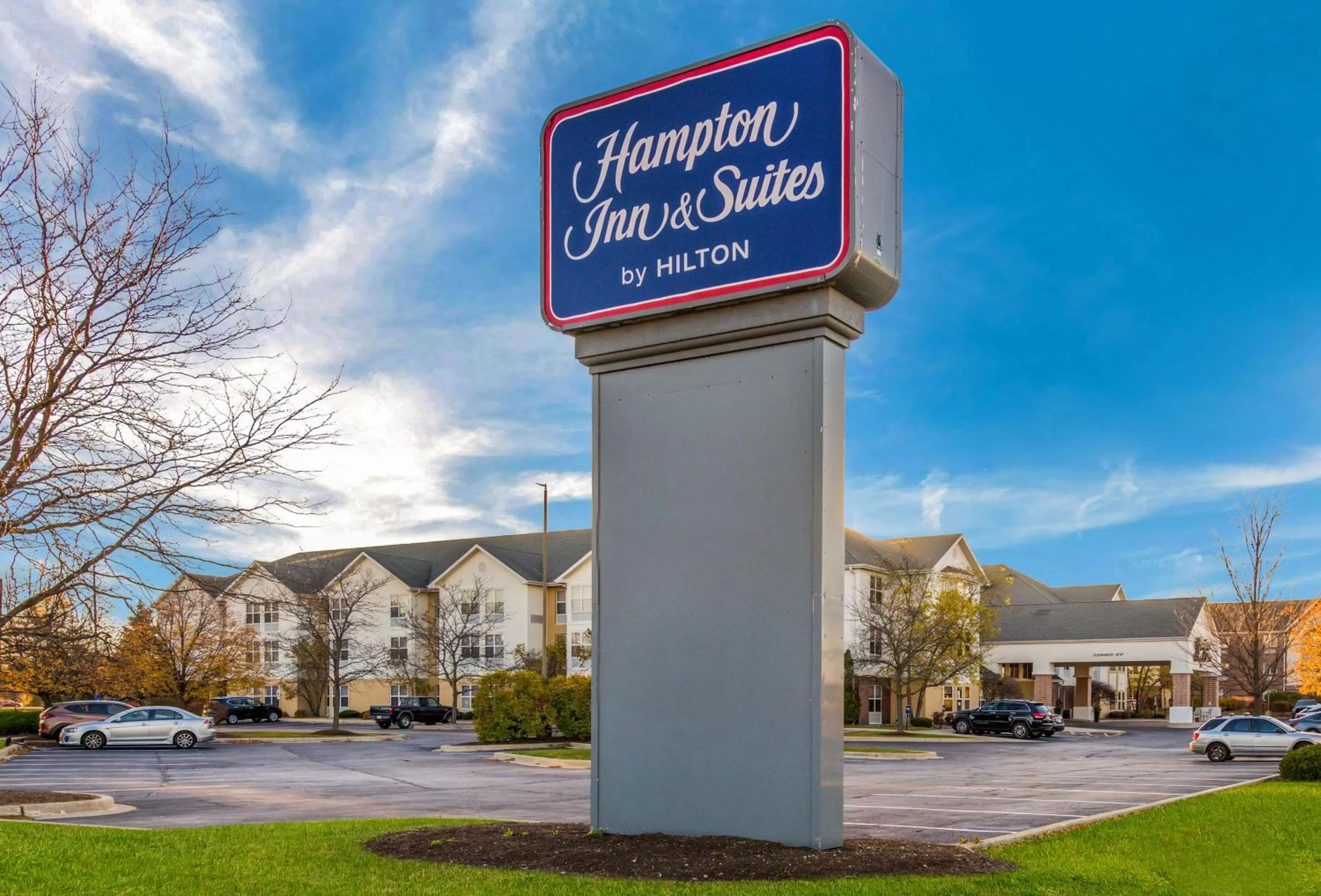 Property building in Hampton Inn & Suites Chicago-Hoffman Estates