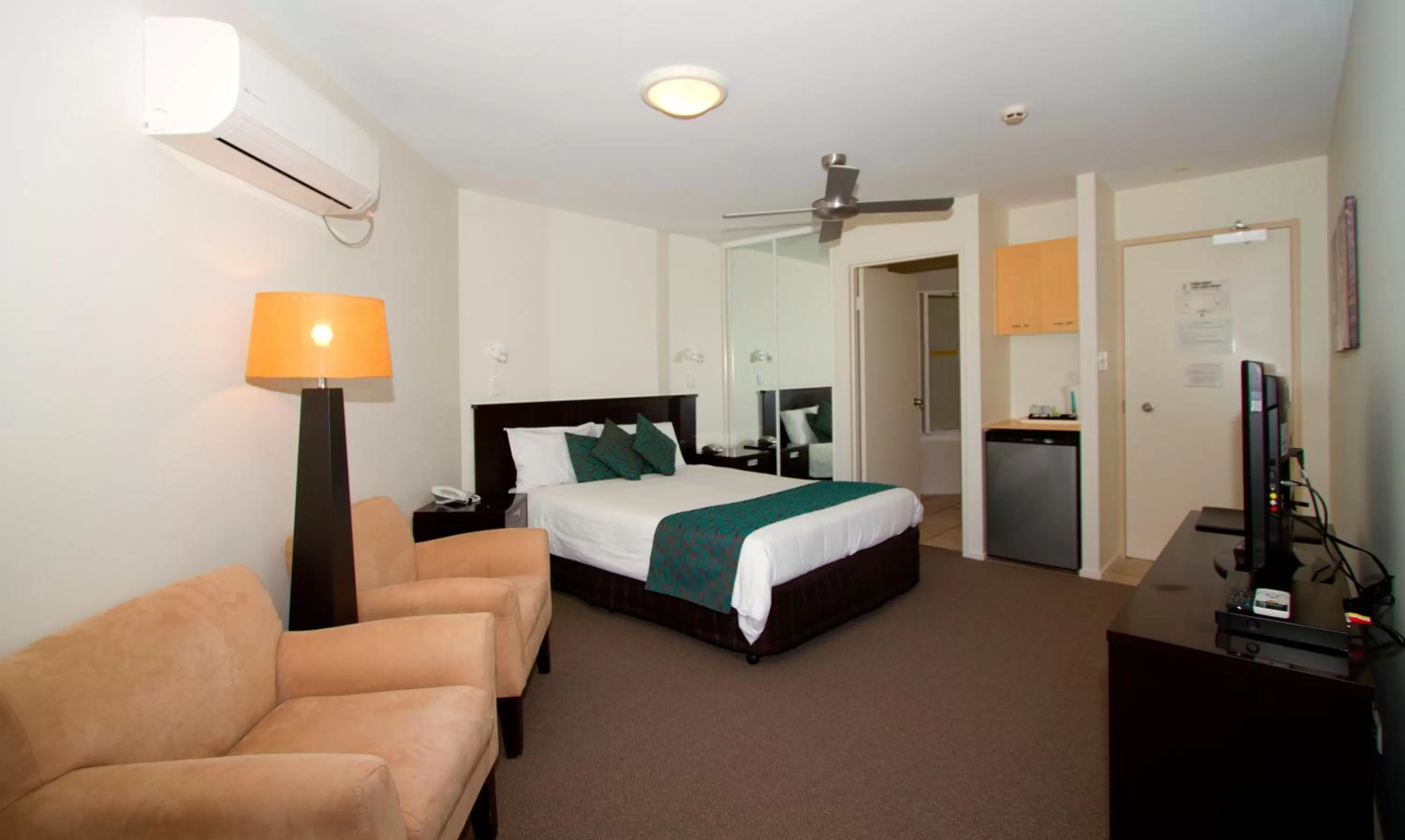 Photo of the whole room, Bed in The Beach Retreat Coolum