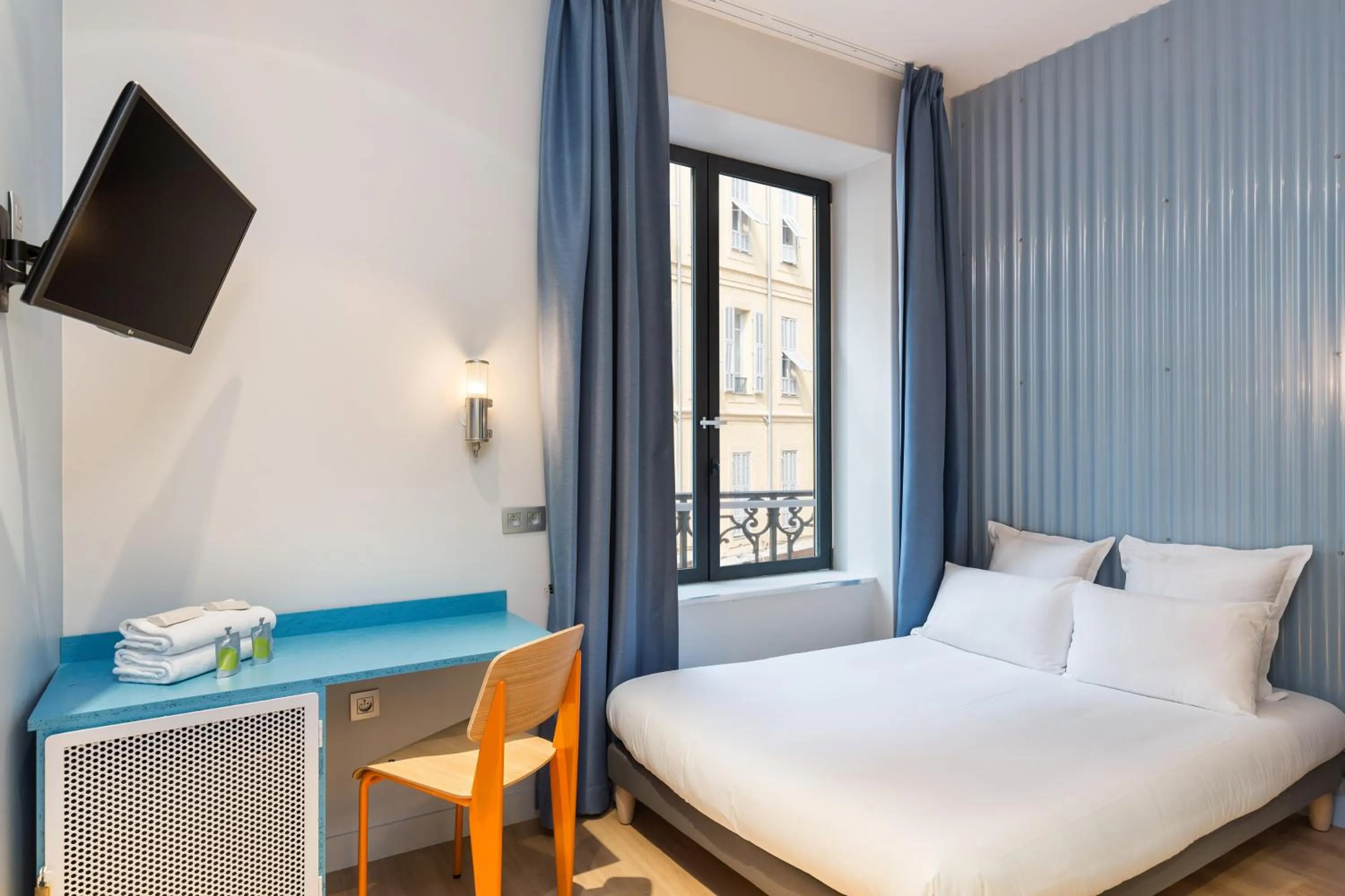 Bedroom, Bed in Hôtel Ozz by Happyculture