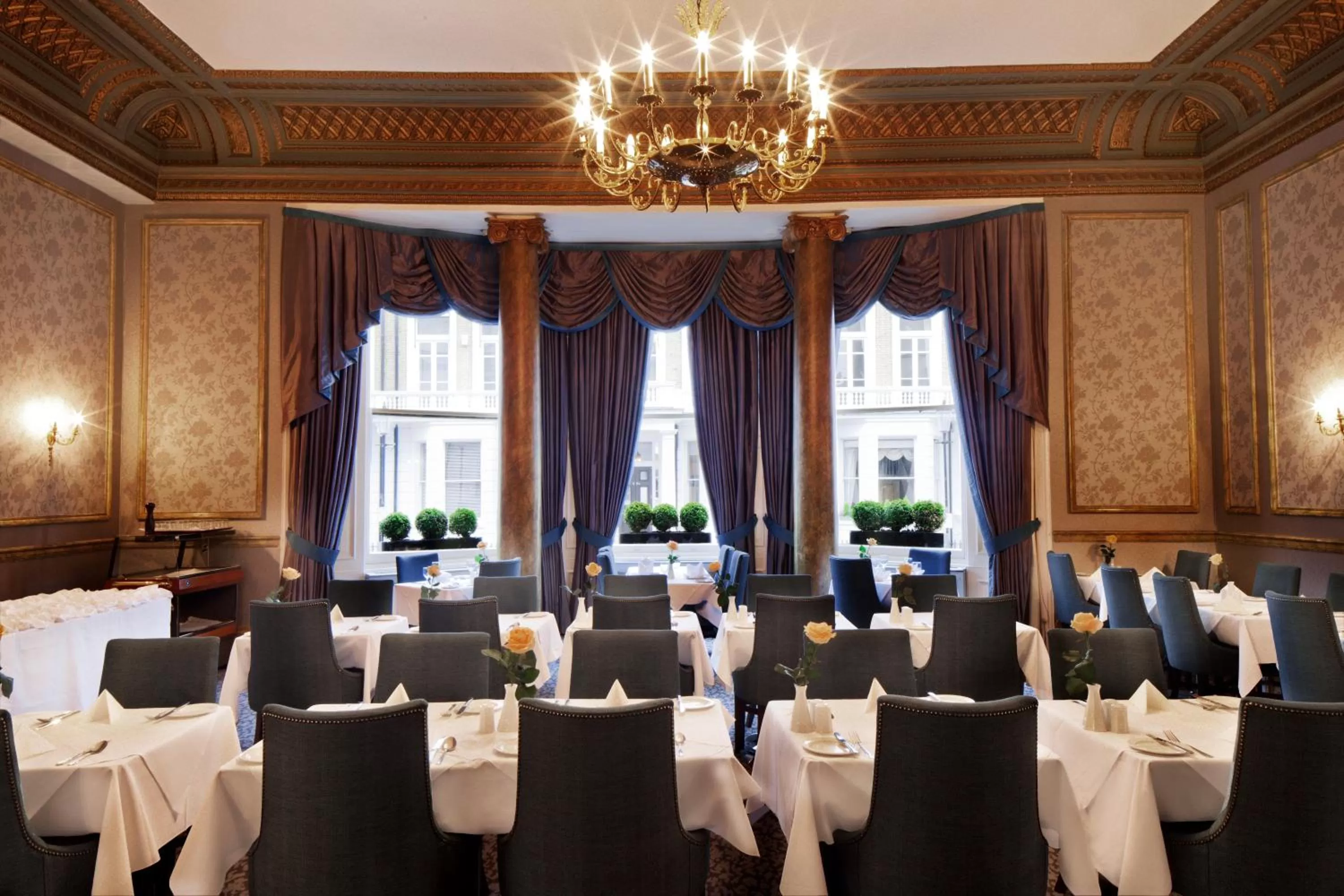 Restaurant/places to eat in Gem Strathmore Hotel