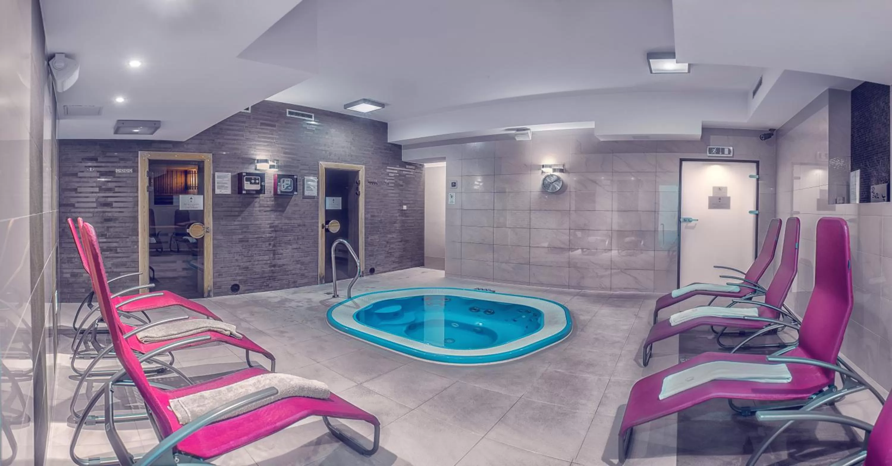 Hot Tub in Hotel Niemcza Wino & Spa