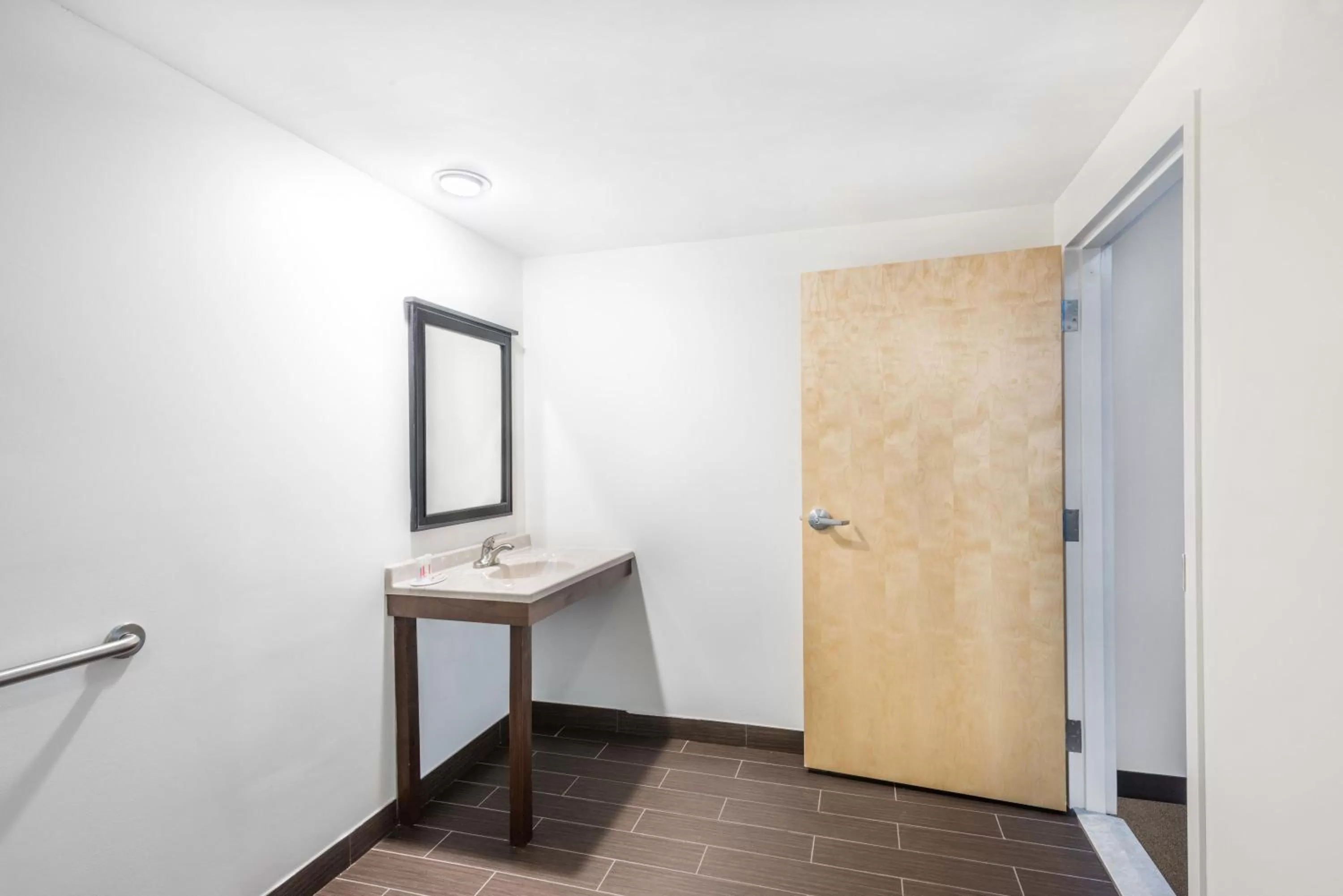 Bathroom in Howard Johnson by Wyndham Quincy/ Boston