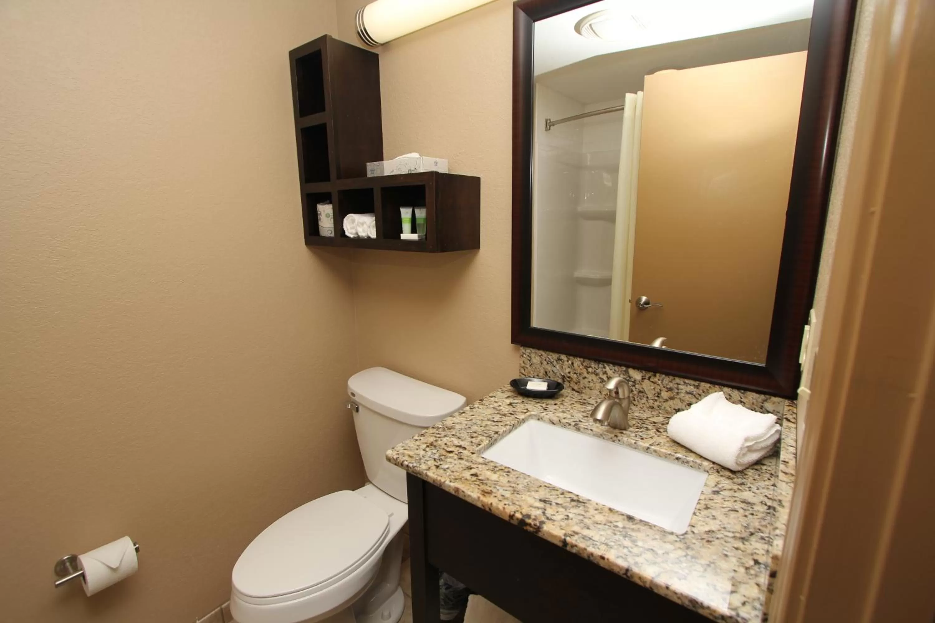 Toilet in Greystone Lodge on the River