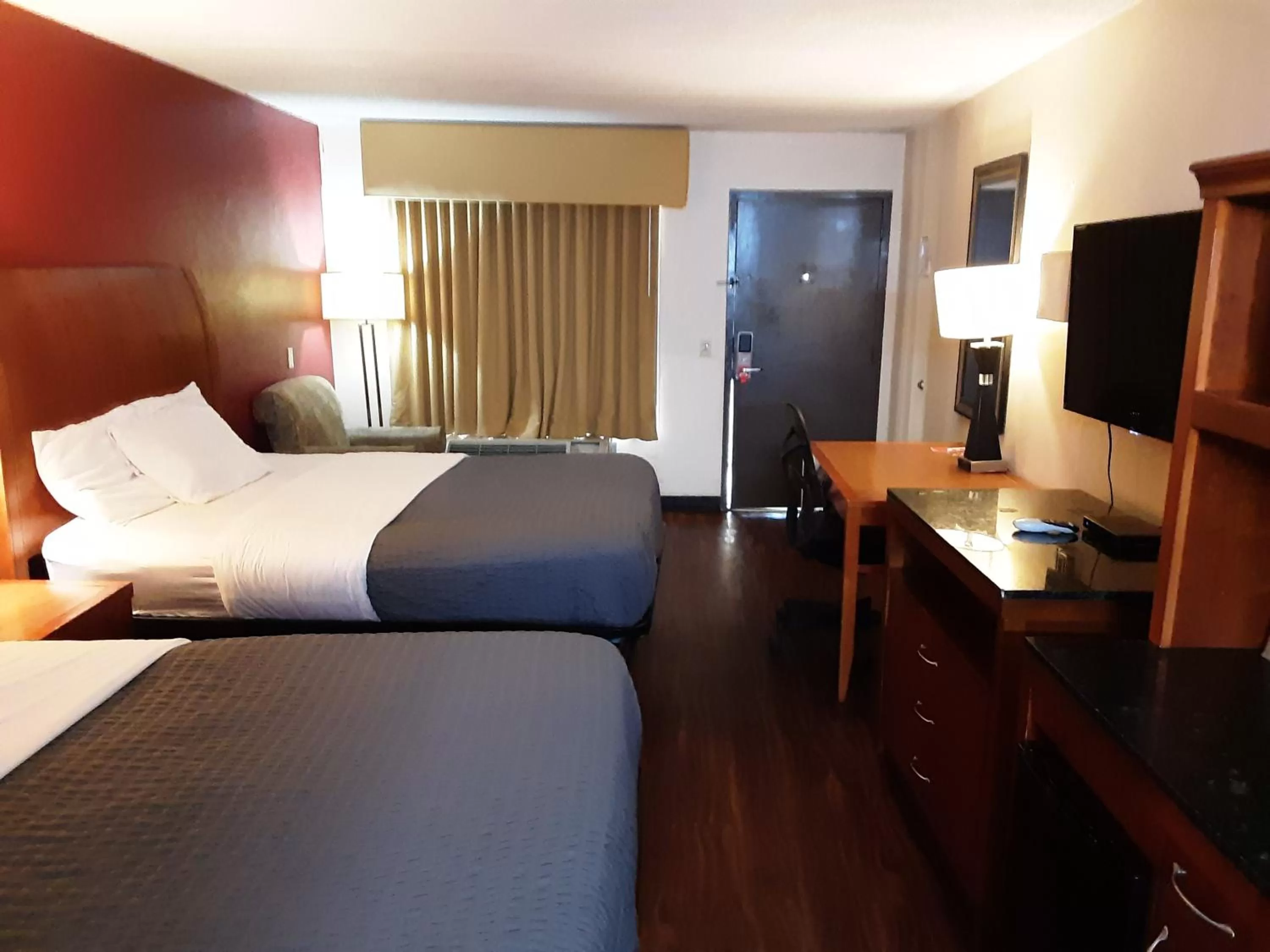 Bed in Econo Lodge Inn & Suites Griffin North