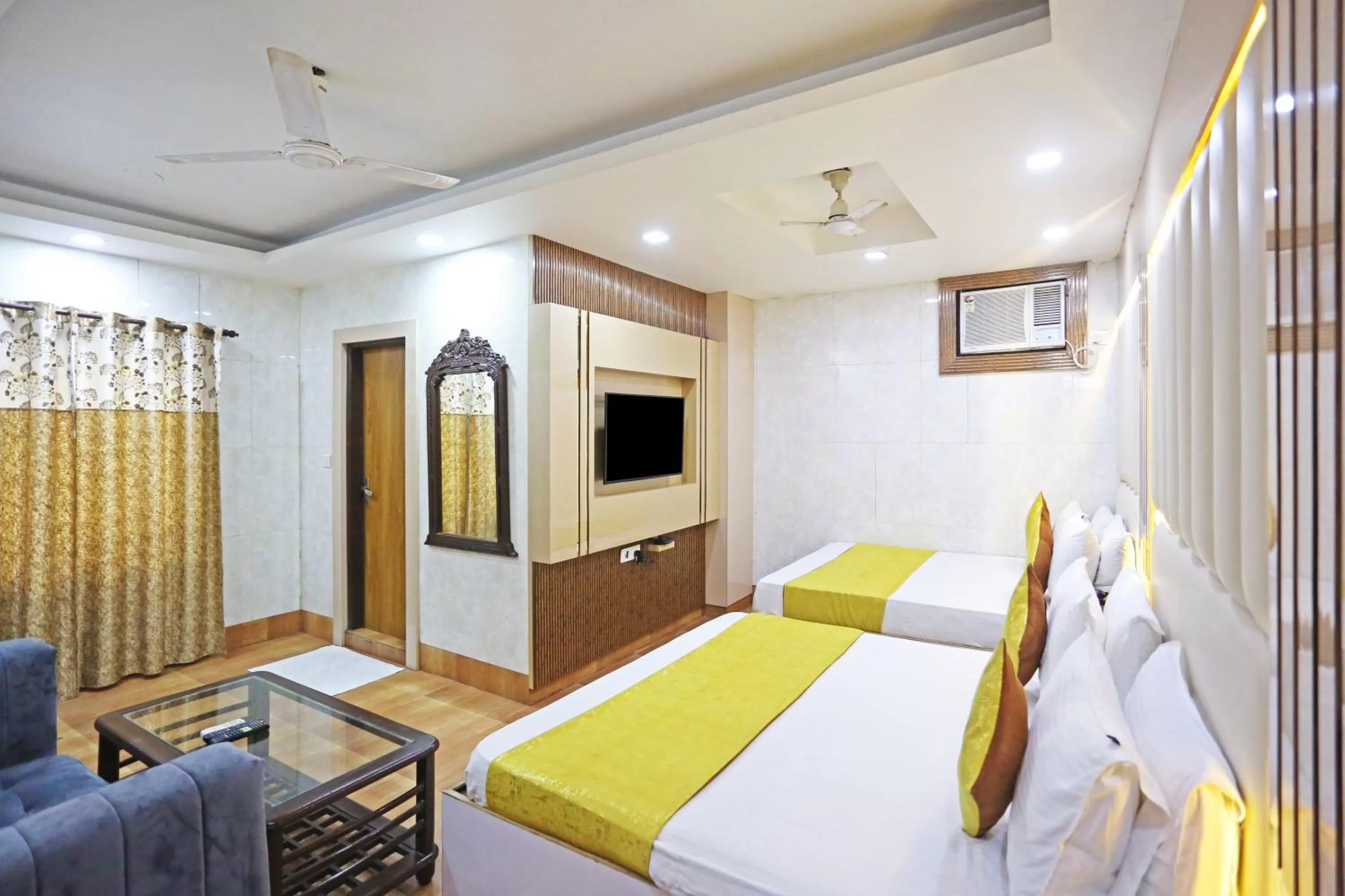 Communal lounge/ TV room in Hotel Preet Palace -5 Mints Walk From Nizamuddin Railway Station