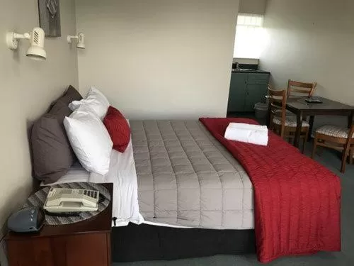 Bed in Ascot Oamaru Motel