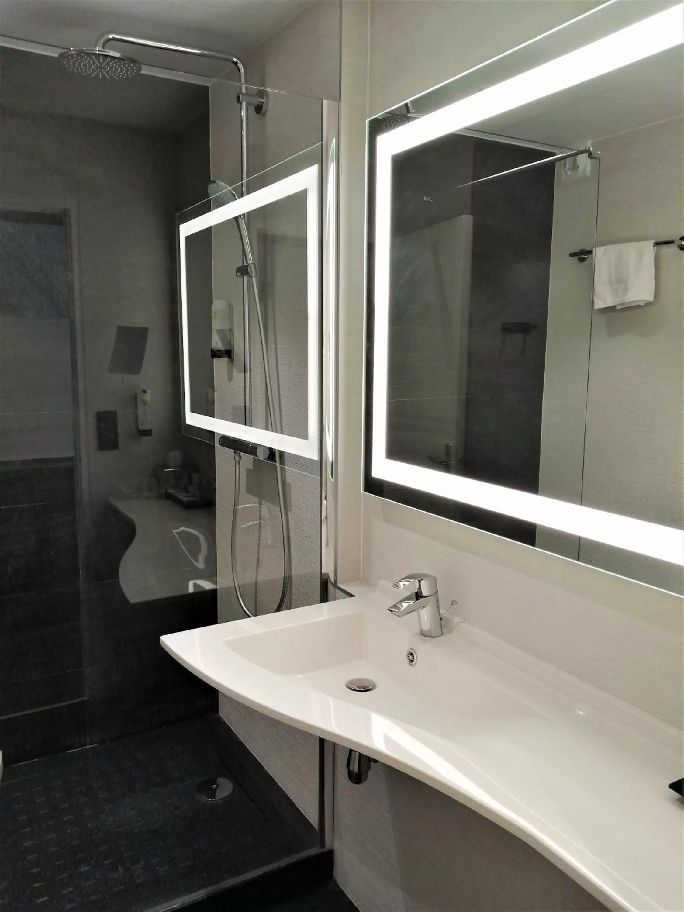 Bathroom in Hotel Inn Paris CDG Airport