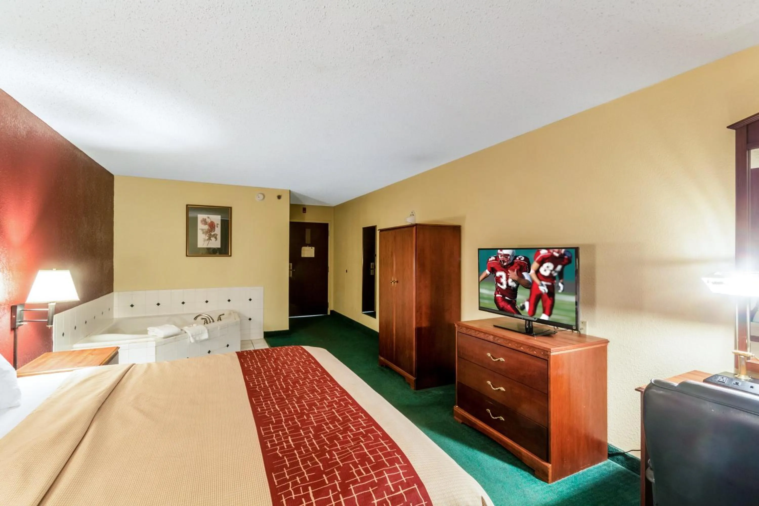 Photo of the whole room, Bed in Red Roof Inn Morehead