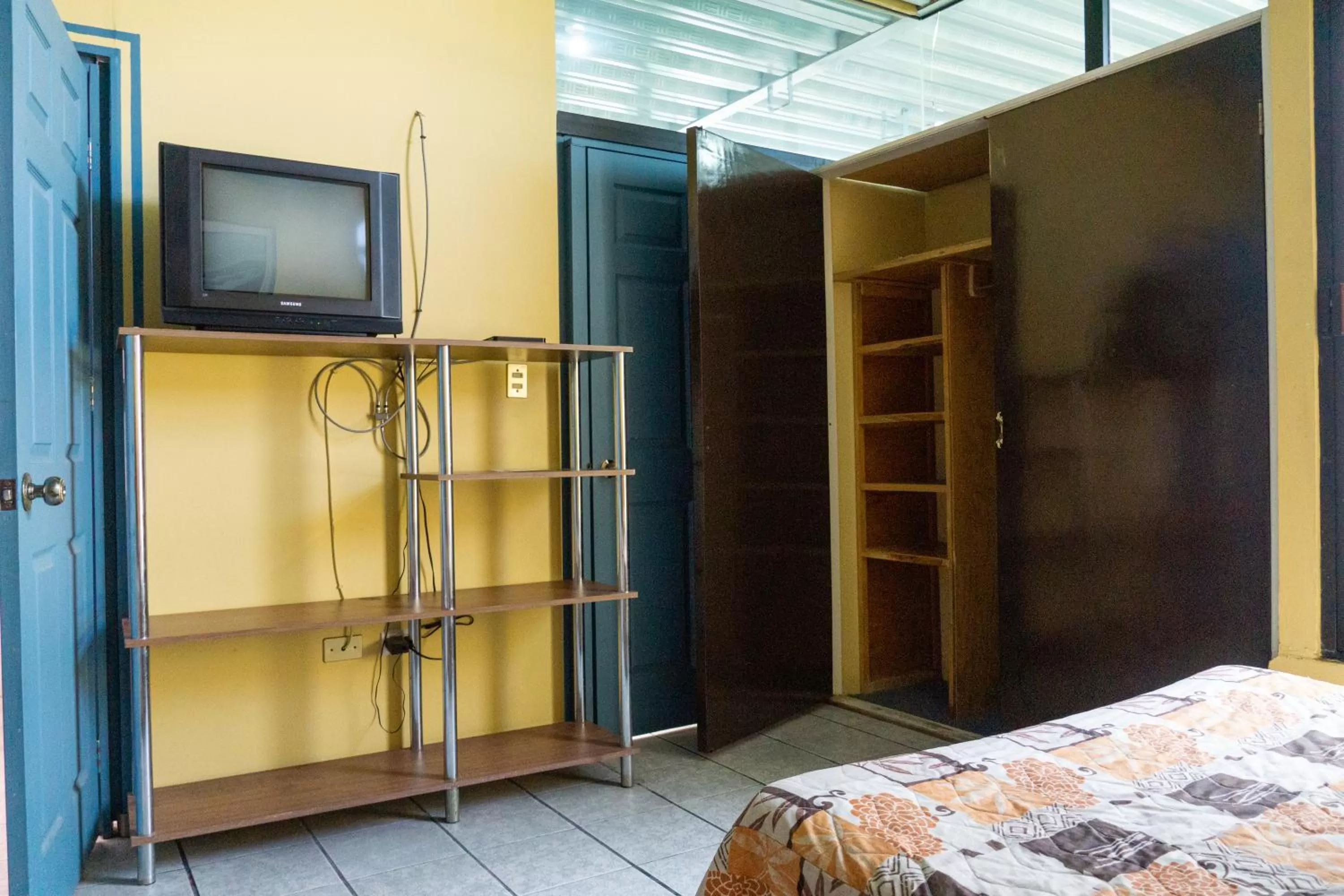 Bed, TV/Entertainment Center in Hotel Colonial