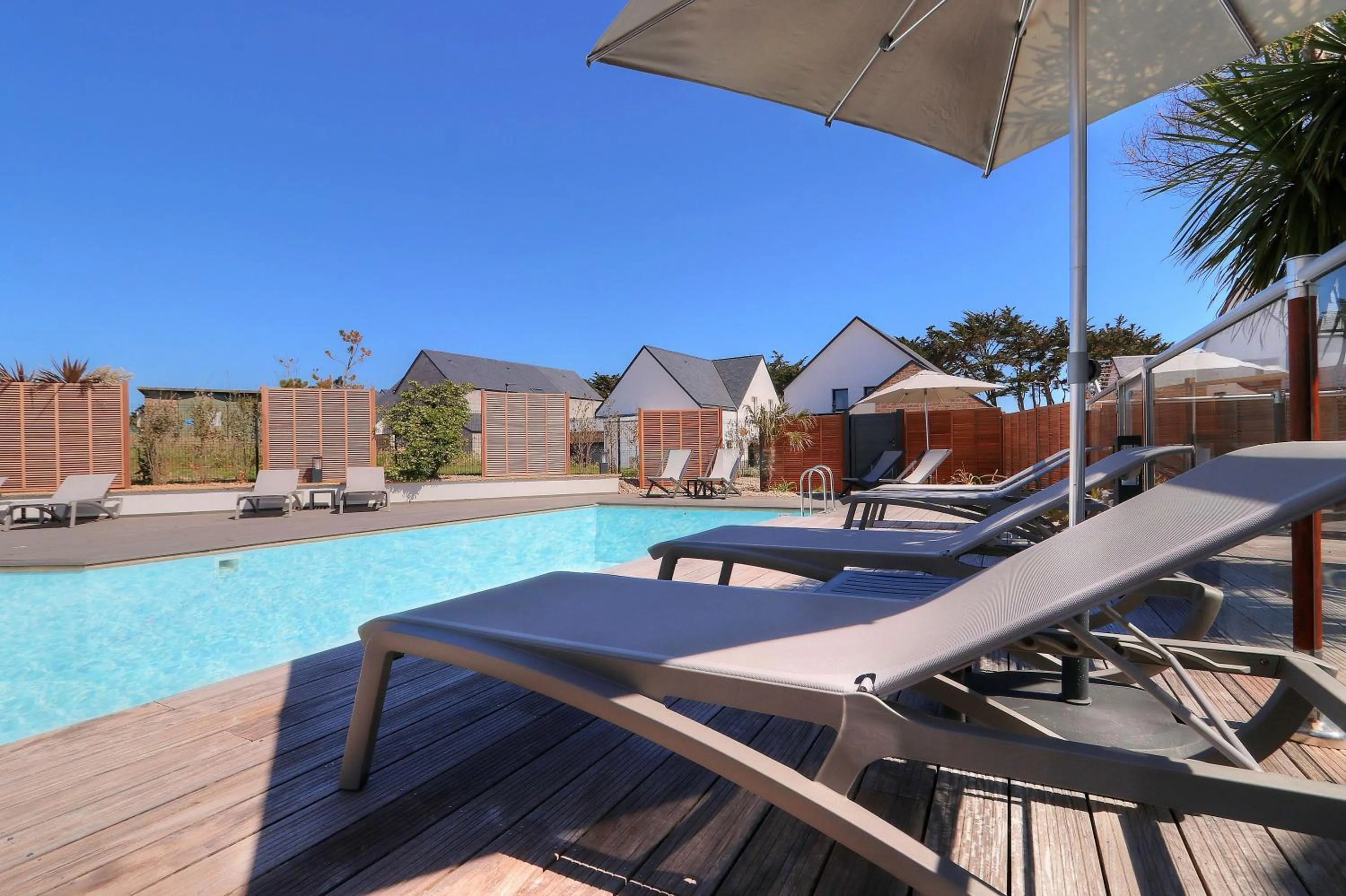 Swimming pool in Best Western Hôtel Le Bellevue Quiberon