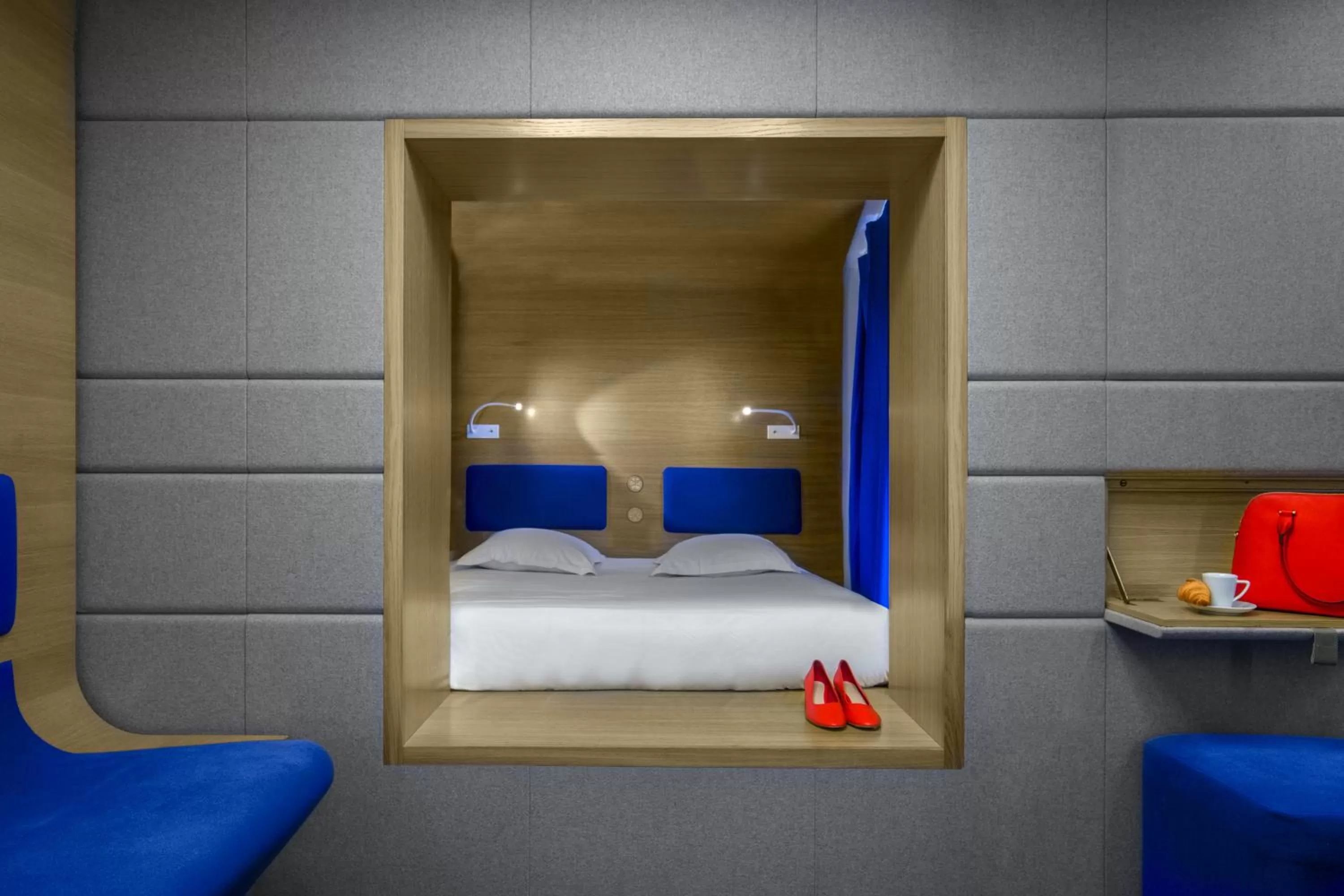 Photo of the whole room, Bed in Hôtel Odyssey