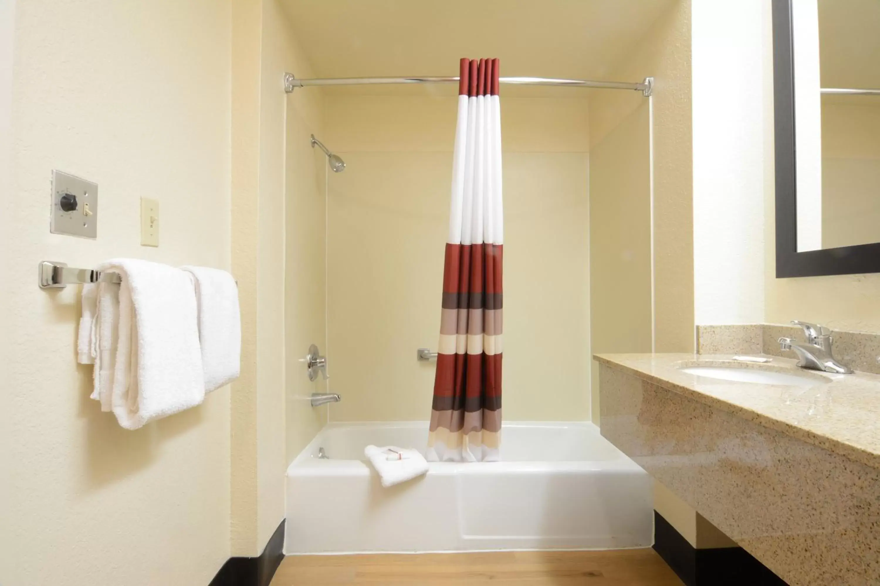 Deluxe King Room Smoke Free in Red Roof Inn San Dimas - Fairplex Deluxe King Room Smoke Free in Red Roof Inn San Dimas - Fairplex