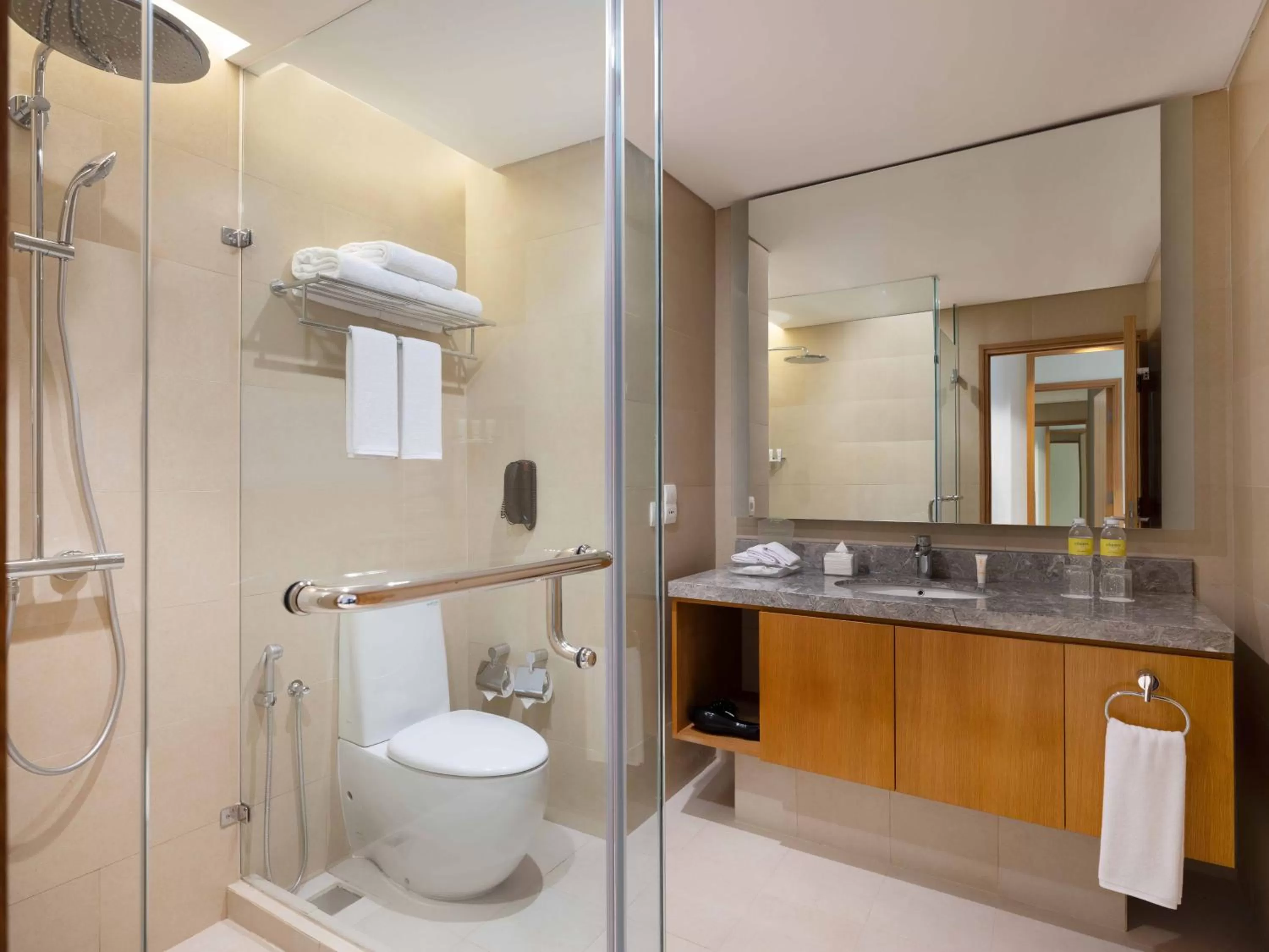 Bathroom in Holiday Inn & Suites Jakarta Gajah Mada by IHG