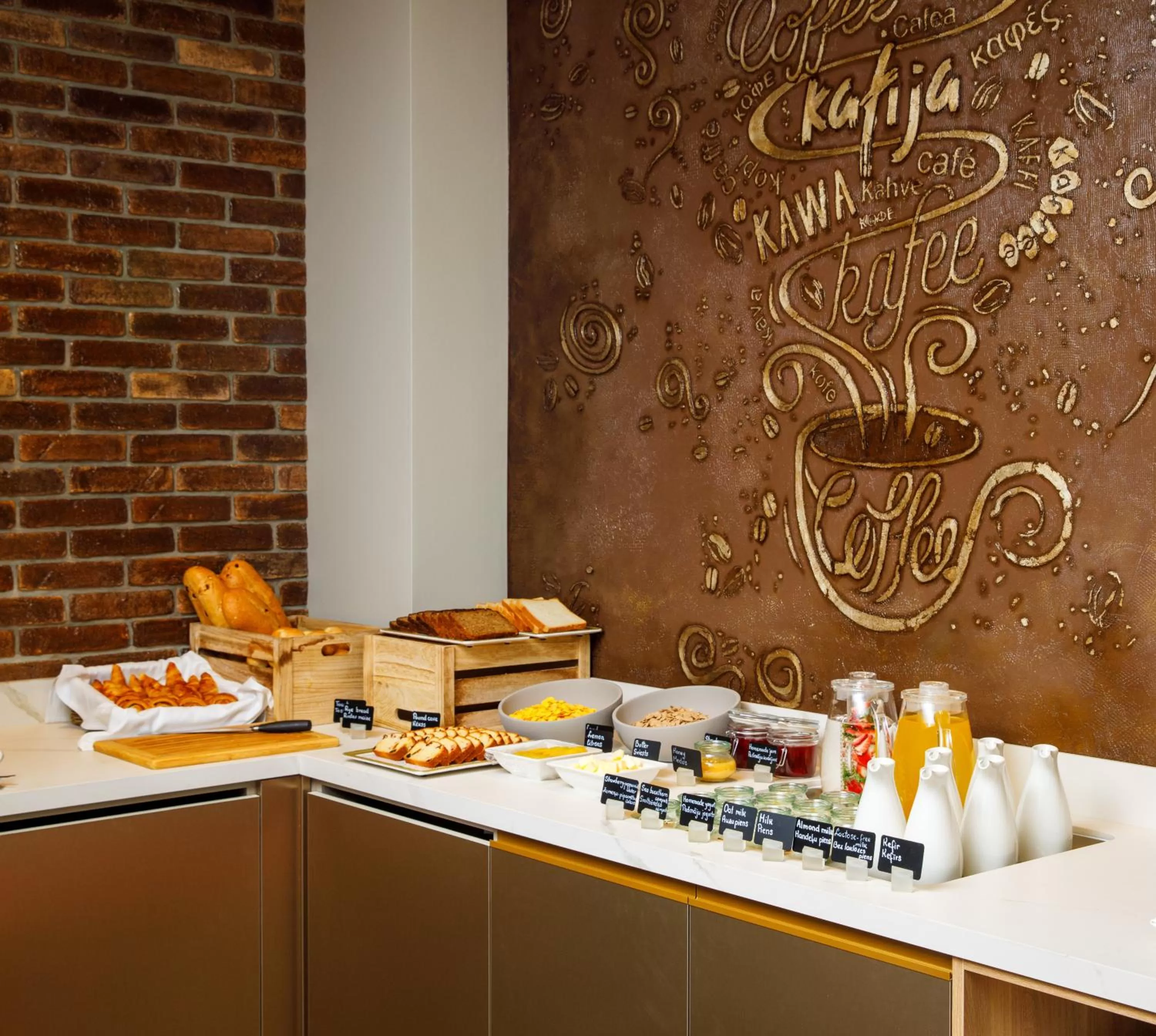 Breakfast in Avalon Hotel & Conferences