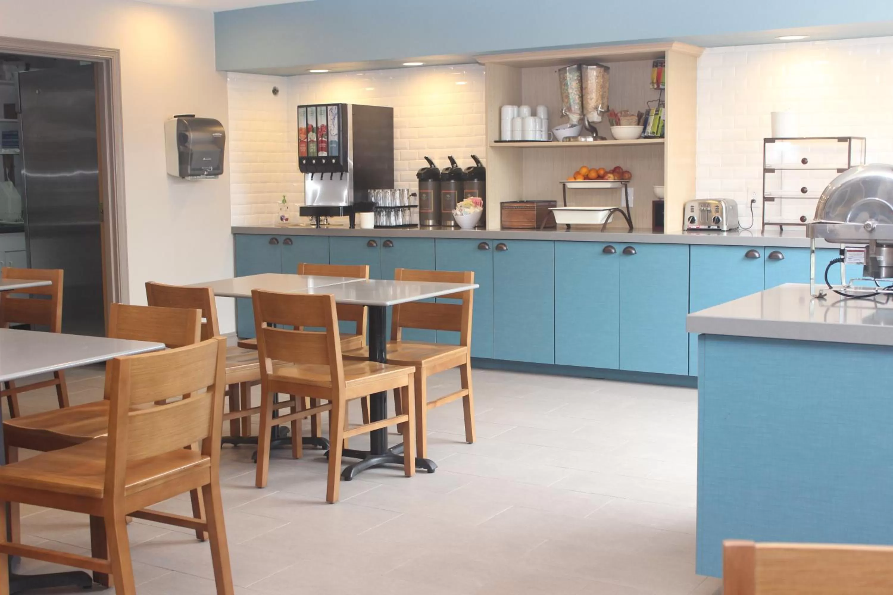 Dining area in Country Inn & Suites by Radisson, Nashville, TN