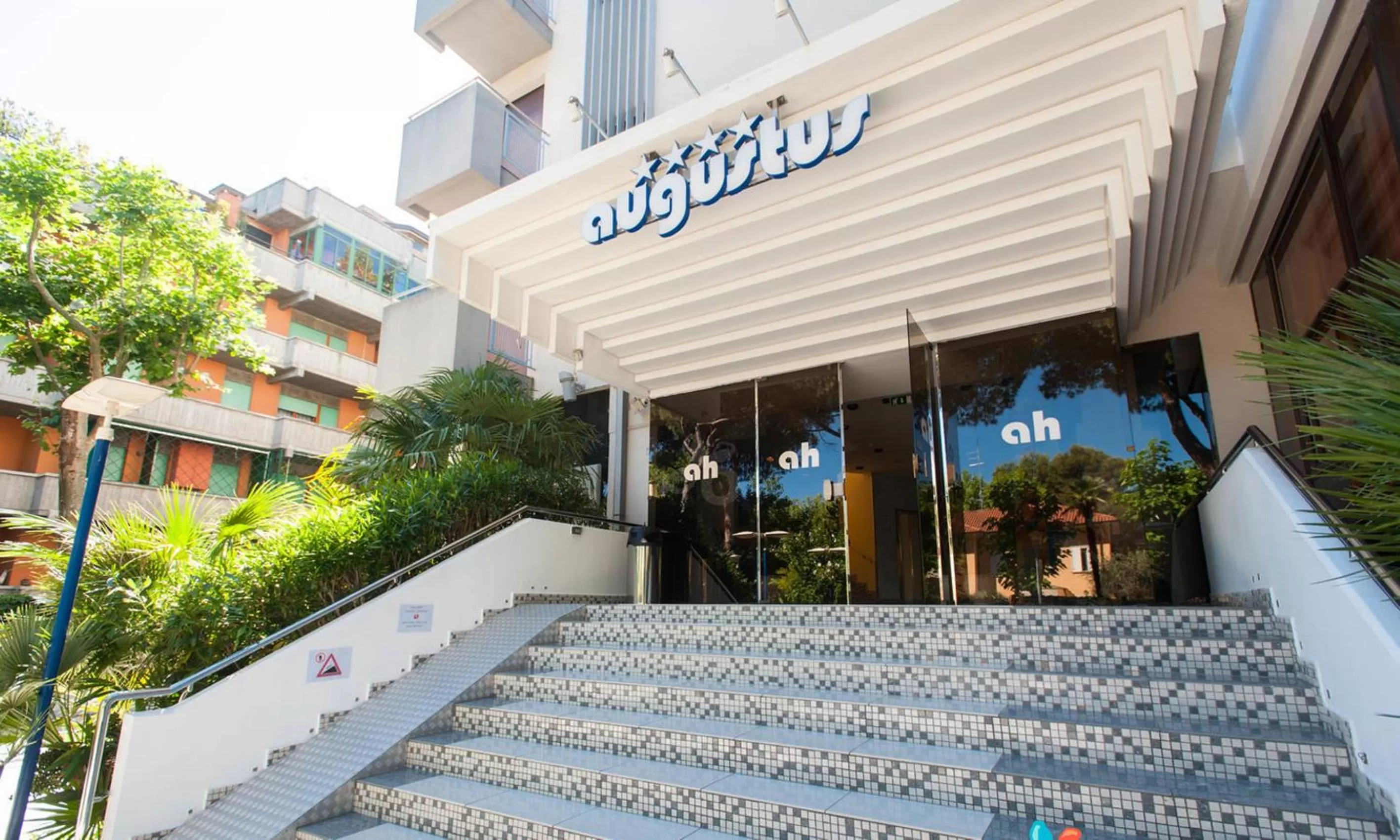 Facade/entrance in Hotel Augustus