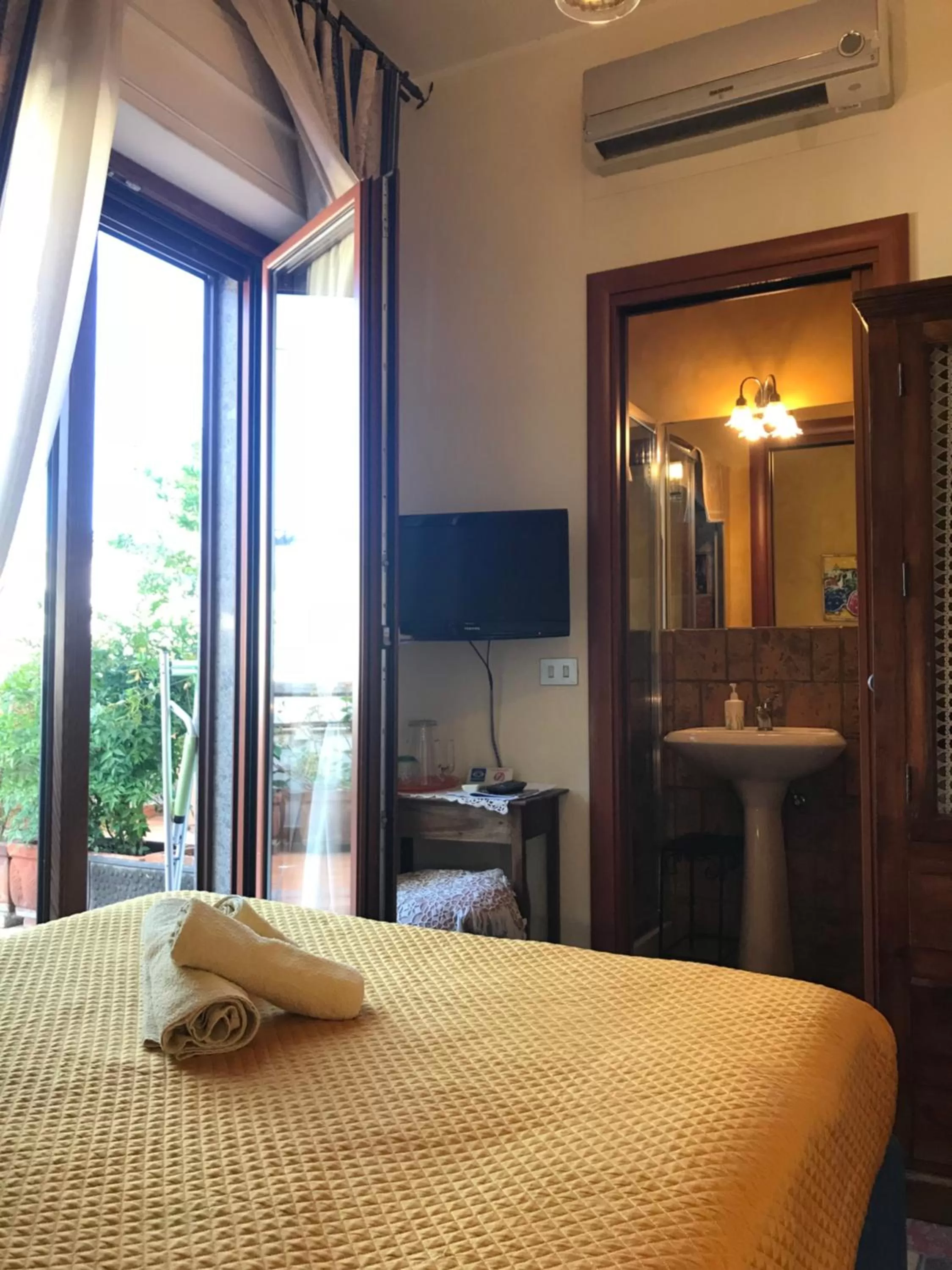 Shower, Bed in B&B Casamiranapoli