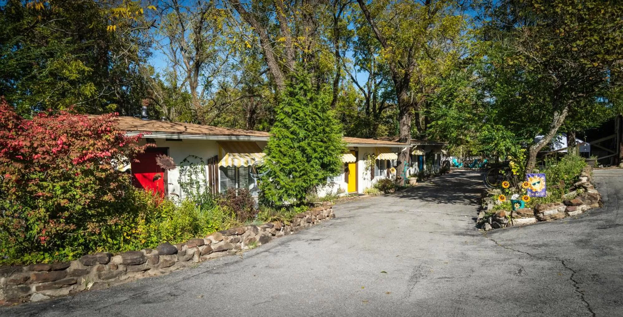 Property building in Sherwood Court Cottages & Guest Rooms