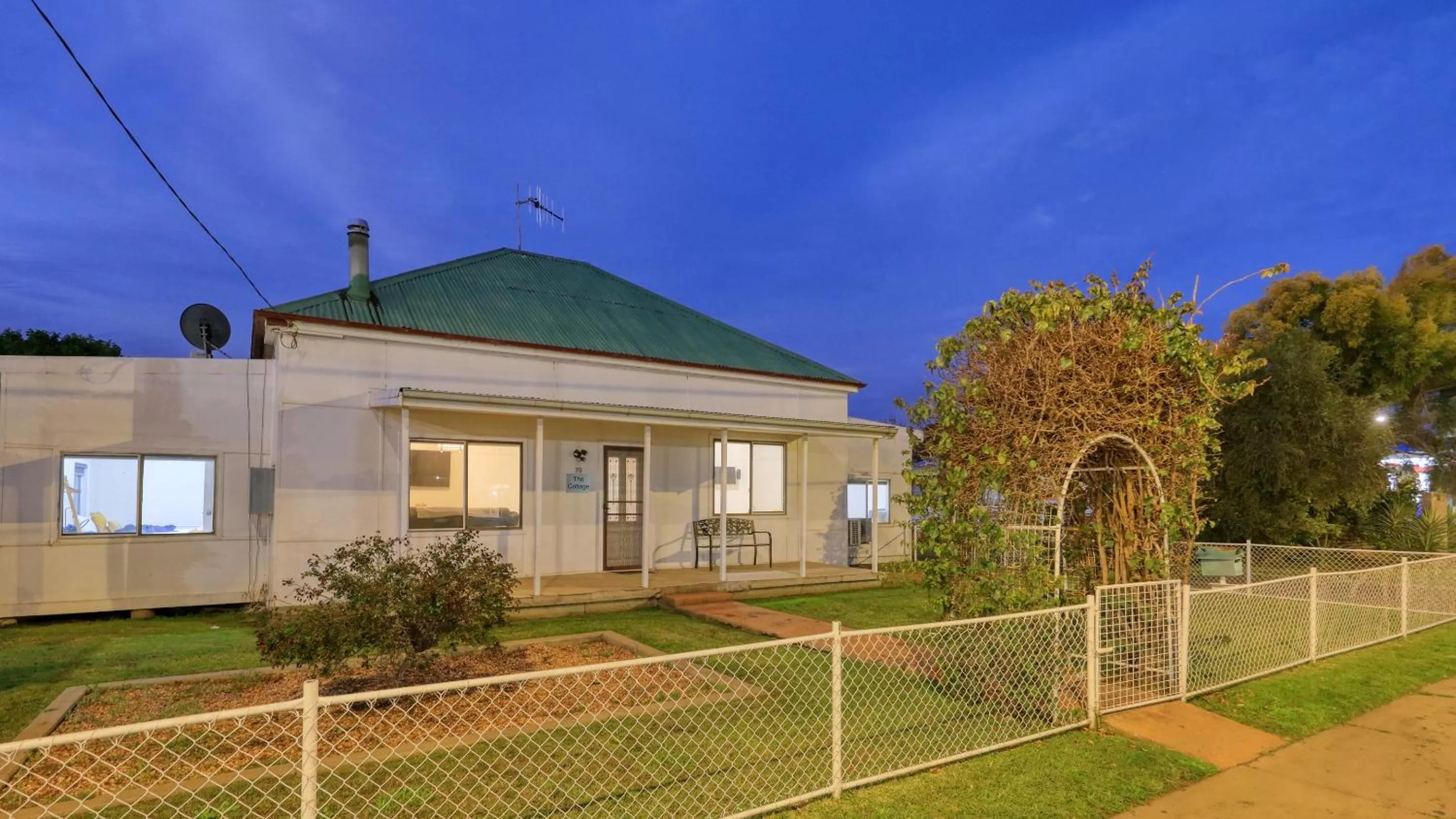 Property building in Castlereagh Lodge Motel