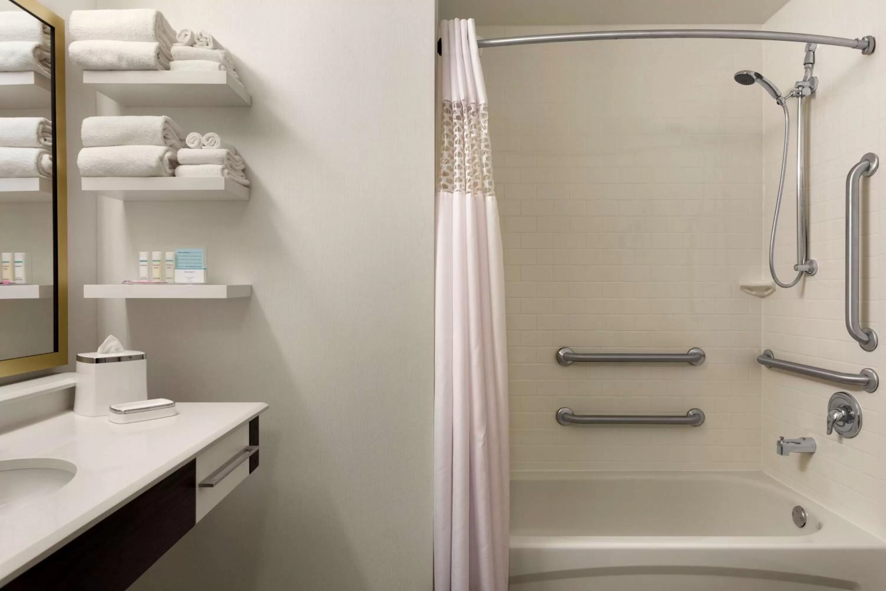 Bathroom in Hampton Inn Chicago Downtown/N Loop/Michigan Ave