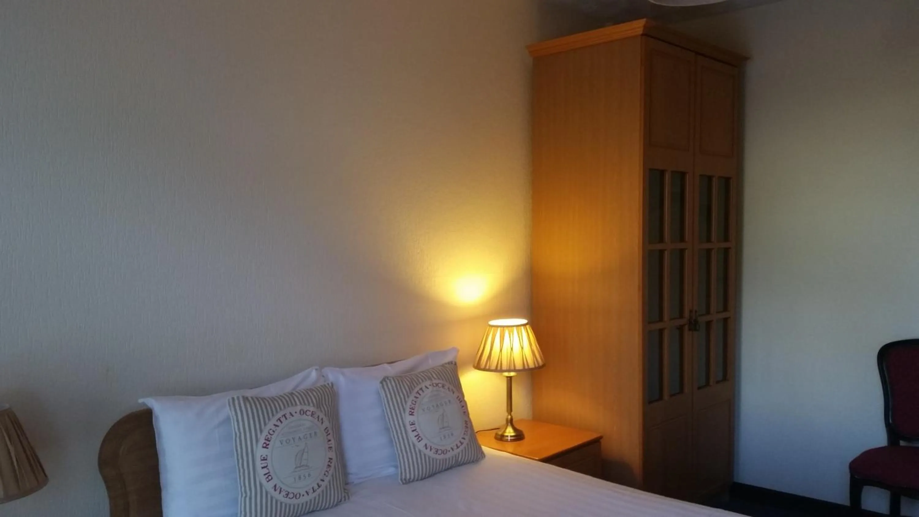 Bedroom, Bed in Halfway House Hotel