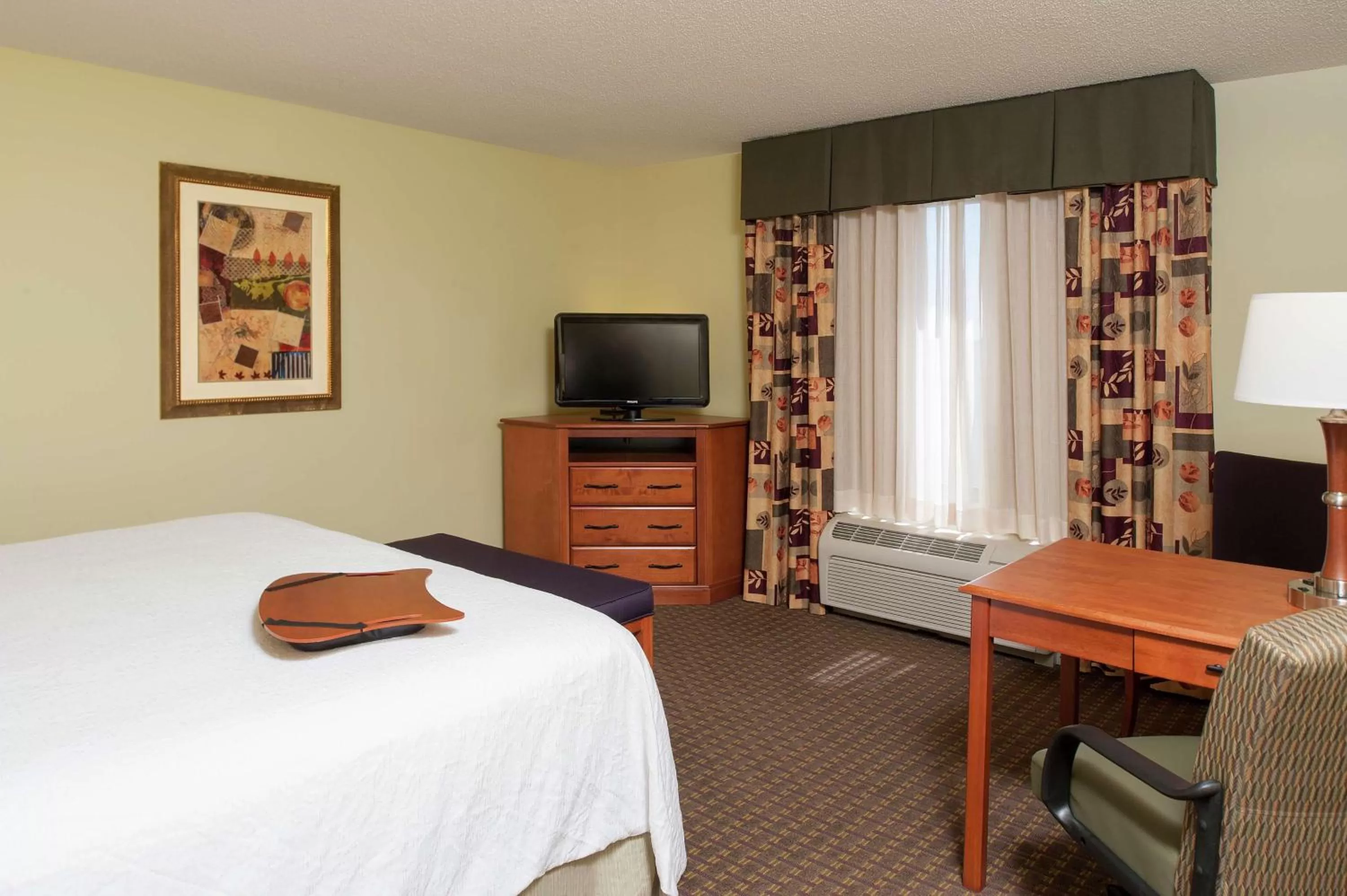 Bedroom, Bed in Hampton Inn Macomb