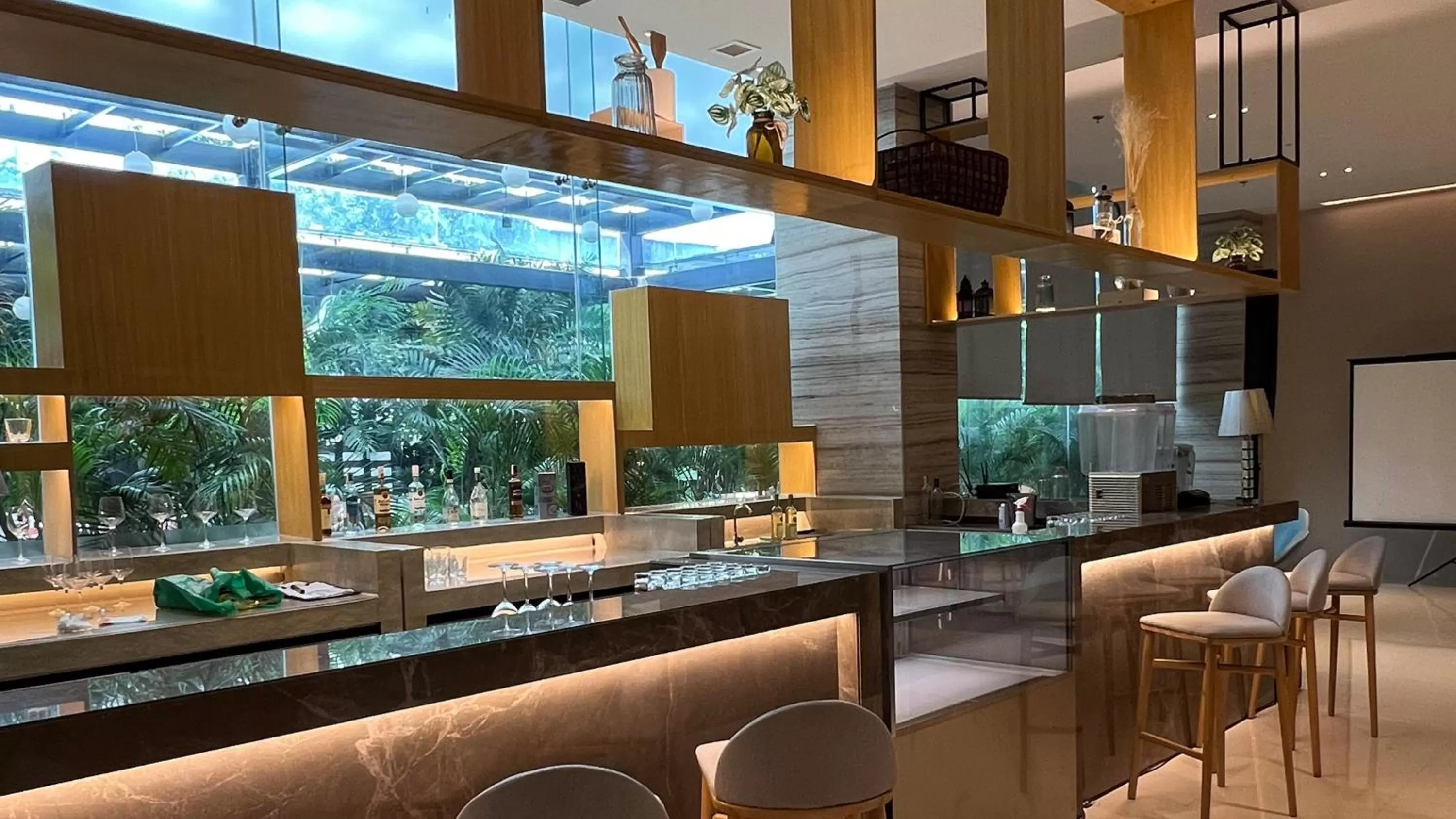 Restaurant/places to eat in Holiday Inn Express Manila Newport City by IHG