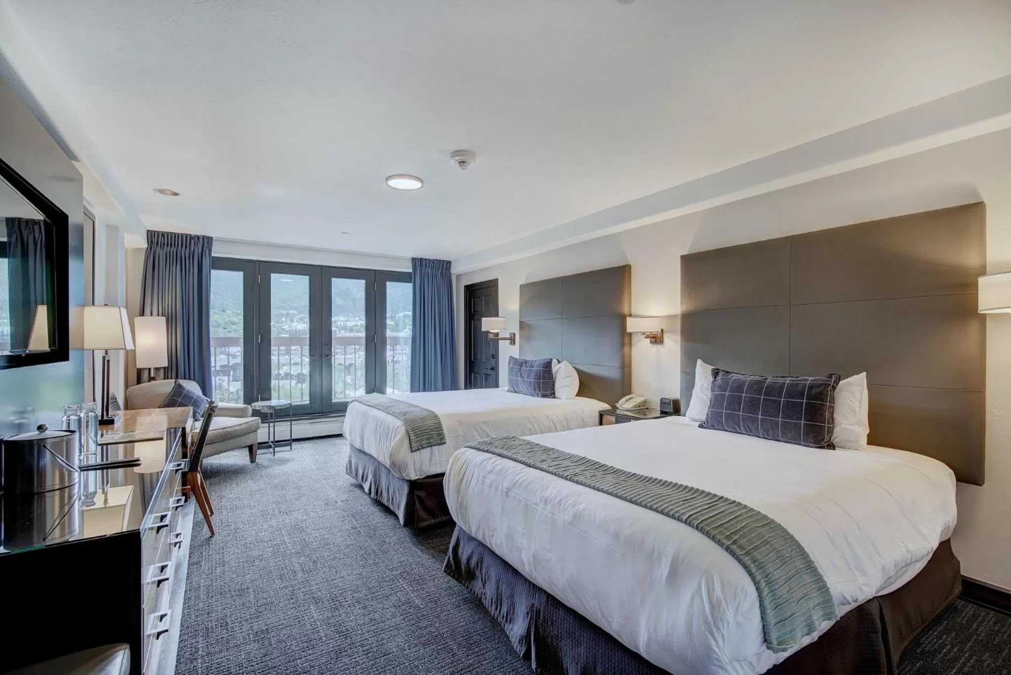 Photo of the whole room, Bed in The Pines Lodge, a RockResort, by Vail Resorts