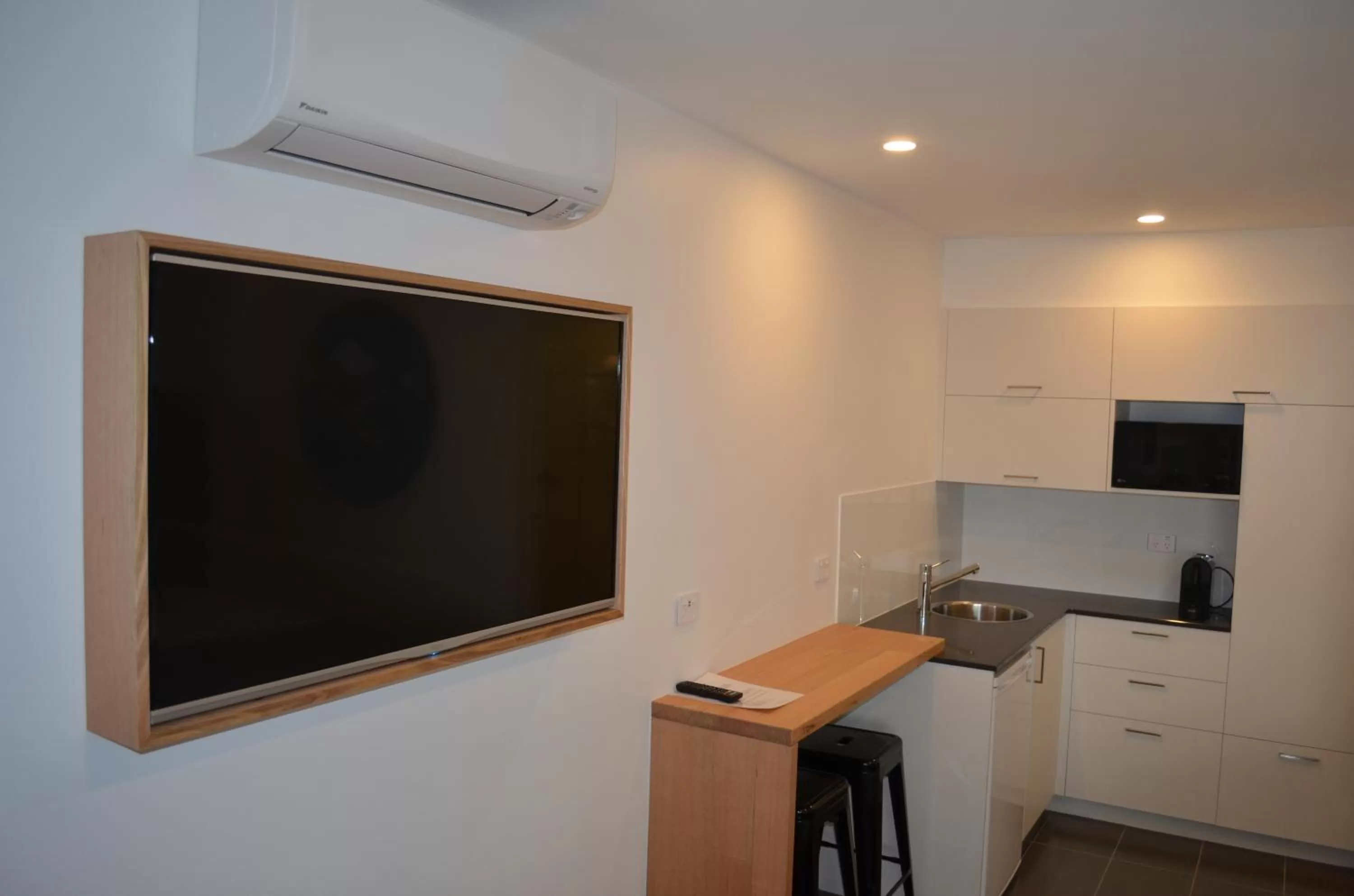 TV and multimedia, TV/Entertainment Center in Bright Colonial Motel