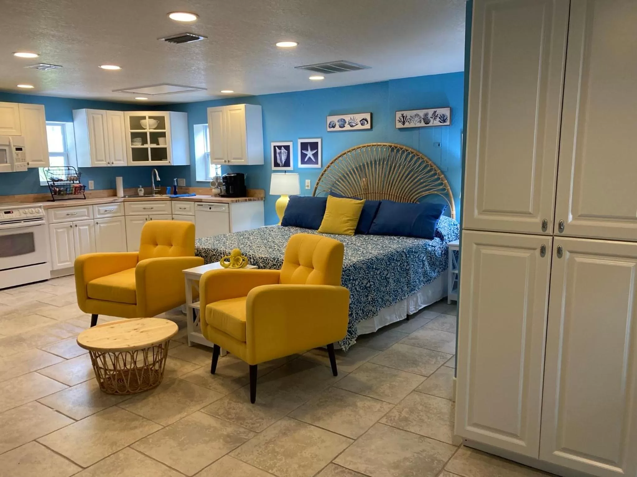 3Gulls Inn Ozona-Boutique Hotel-Steps from Restaurants & Brewery-SwimSpa Pool-Pet Friendly