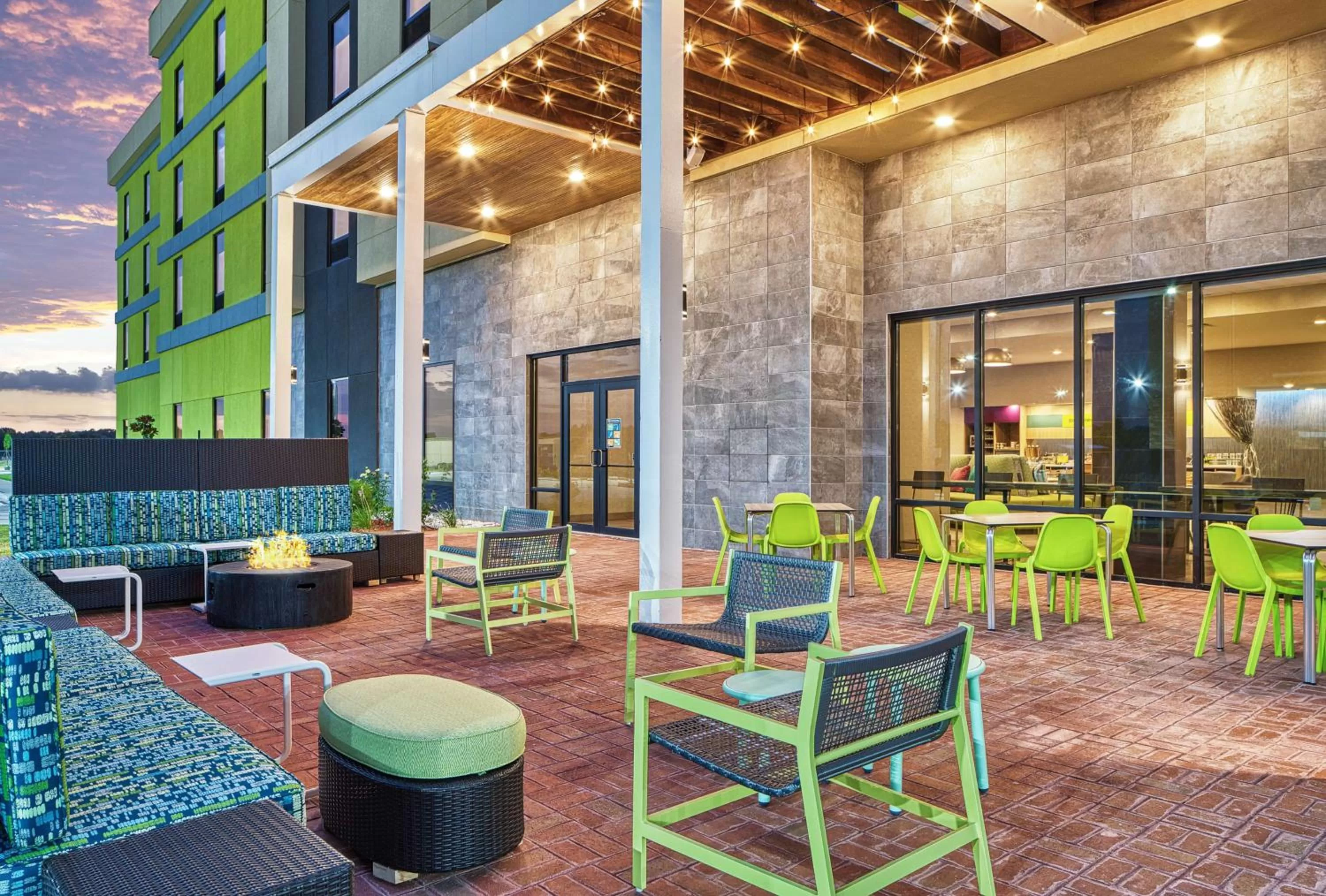 Inner courtyard view in Home2 Suites By Hilton Batesville