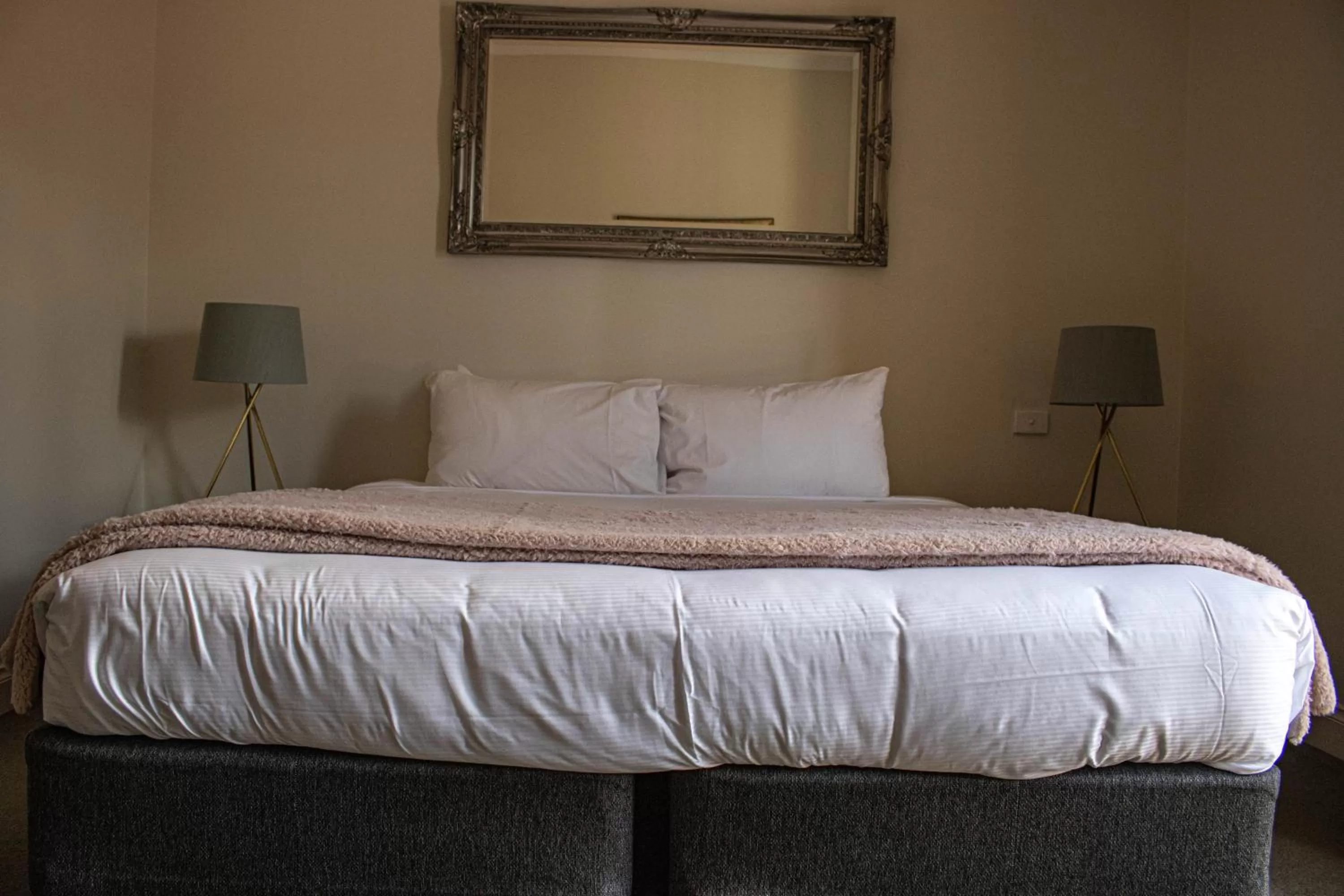 Bedroom, Bed in Oscars Hotel and Cafe Bar