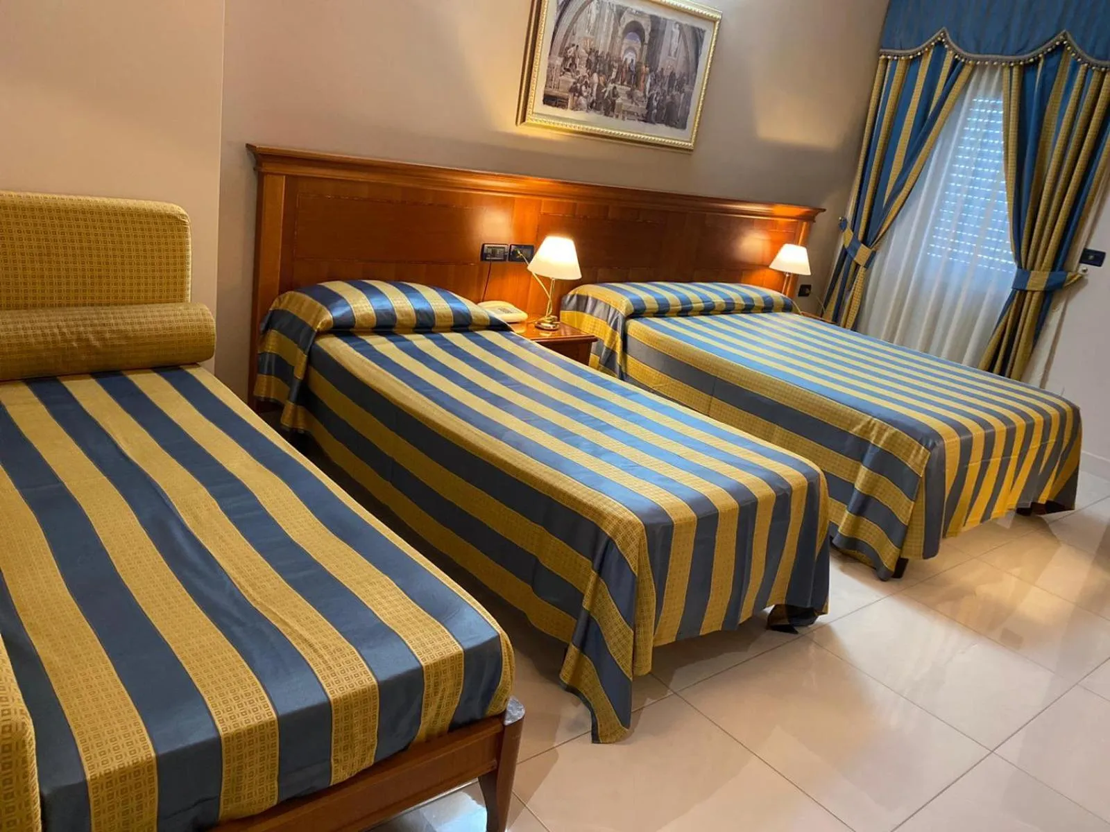 Photo of the whole room, Bed in Hotel Niagara