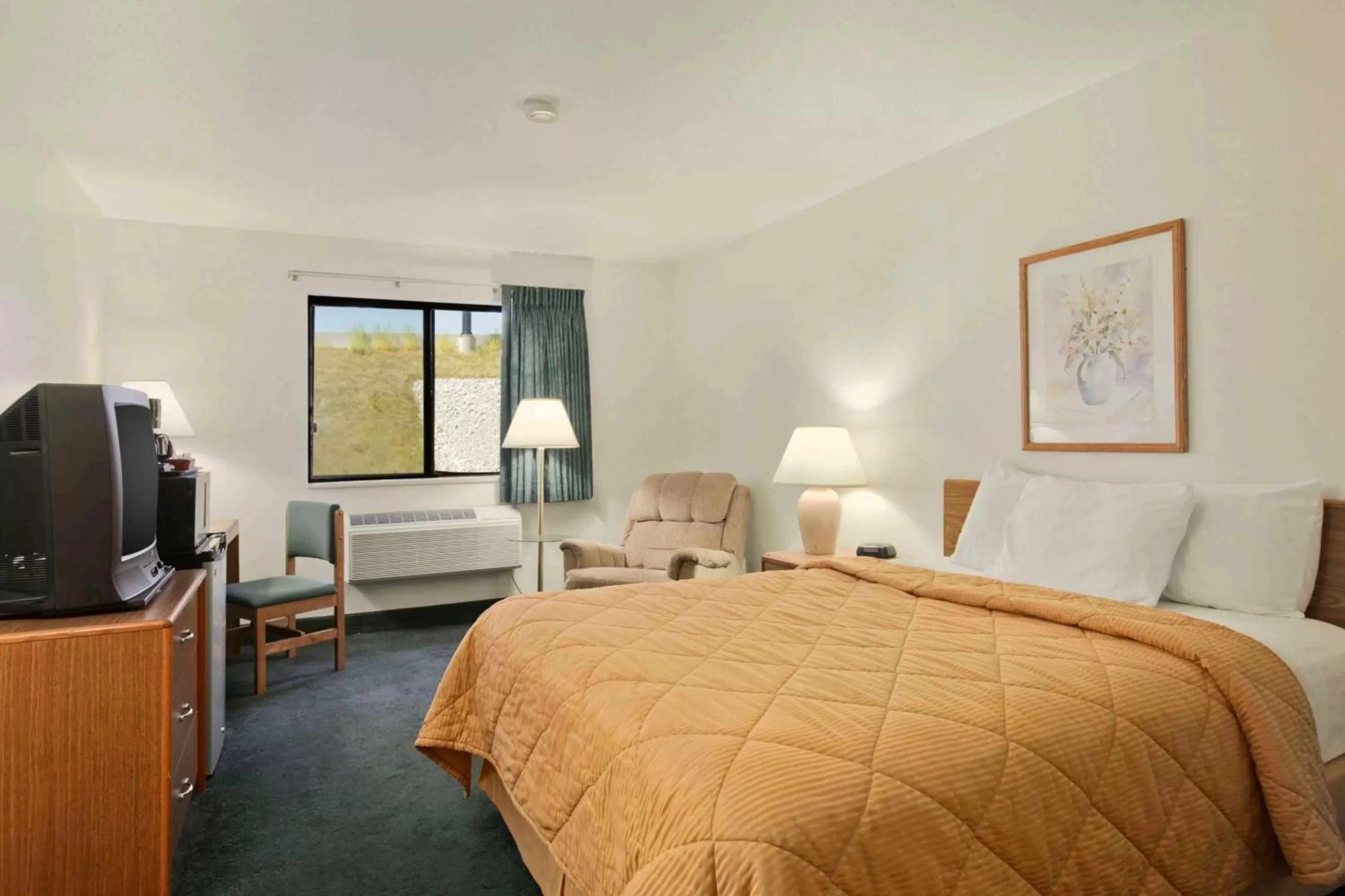 Photo of the whole room, Bed in Super 8 by Wyndham East Peoria