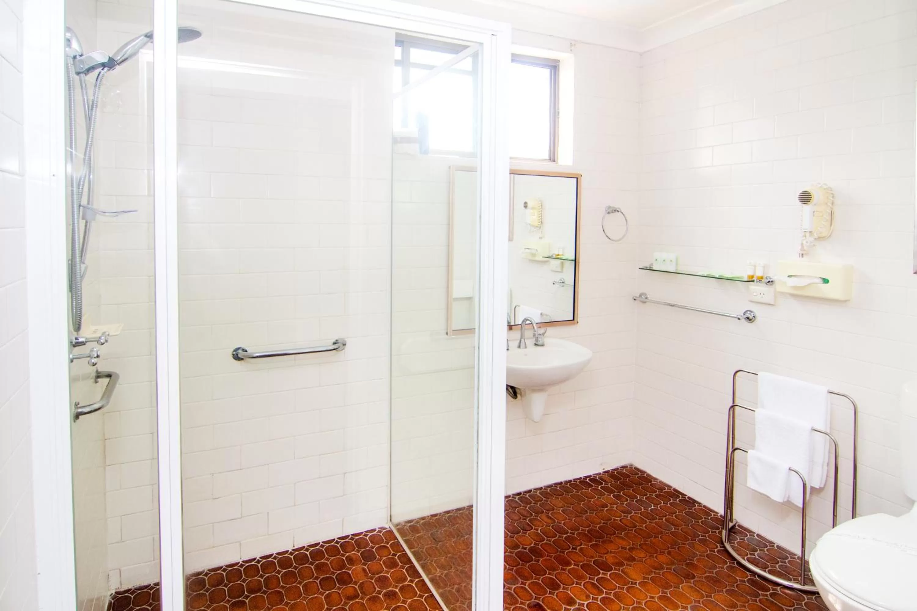 Bathroom in Crescent Motel Taree