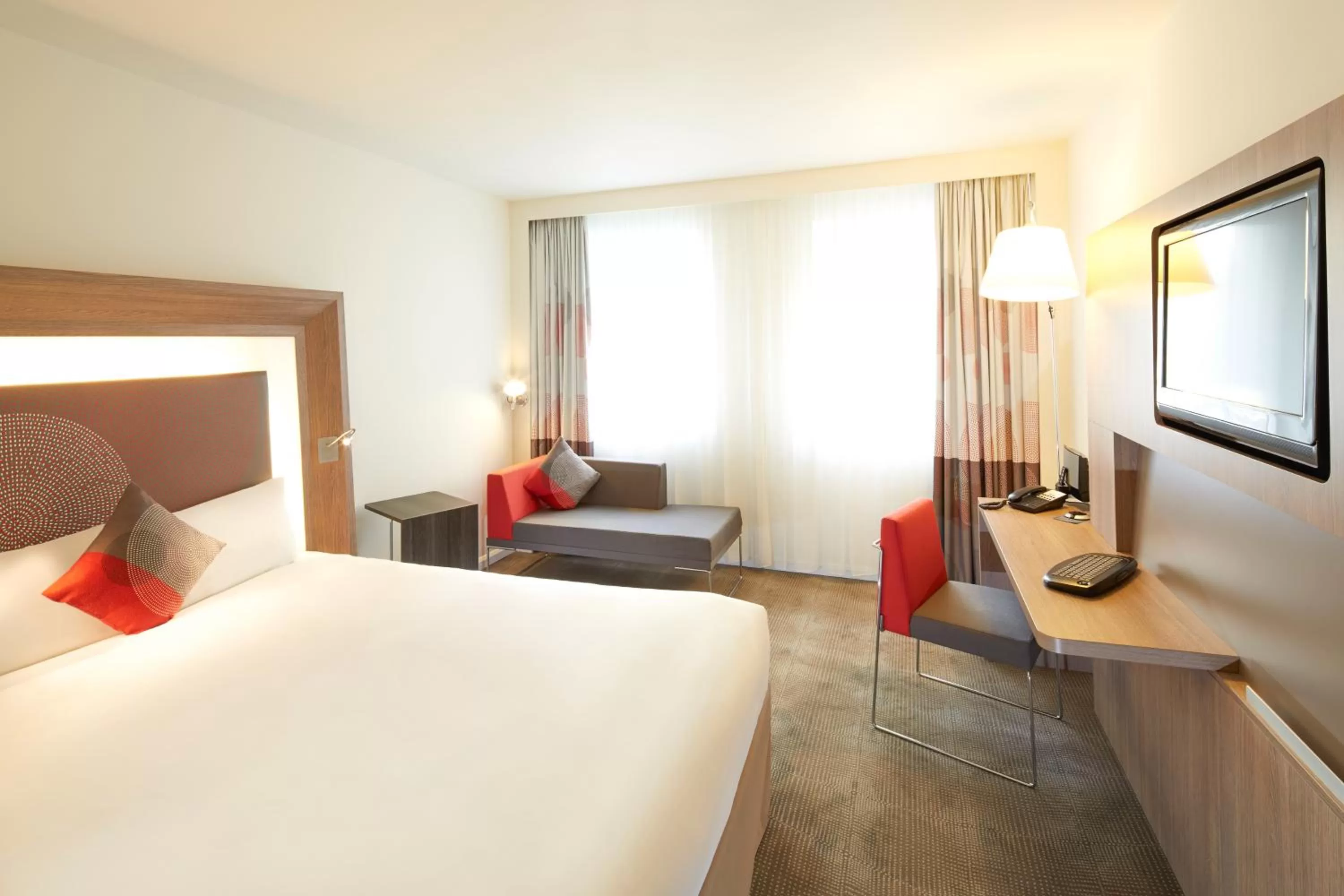 Bed in Novotel London Brentford