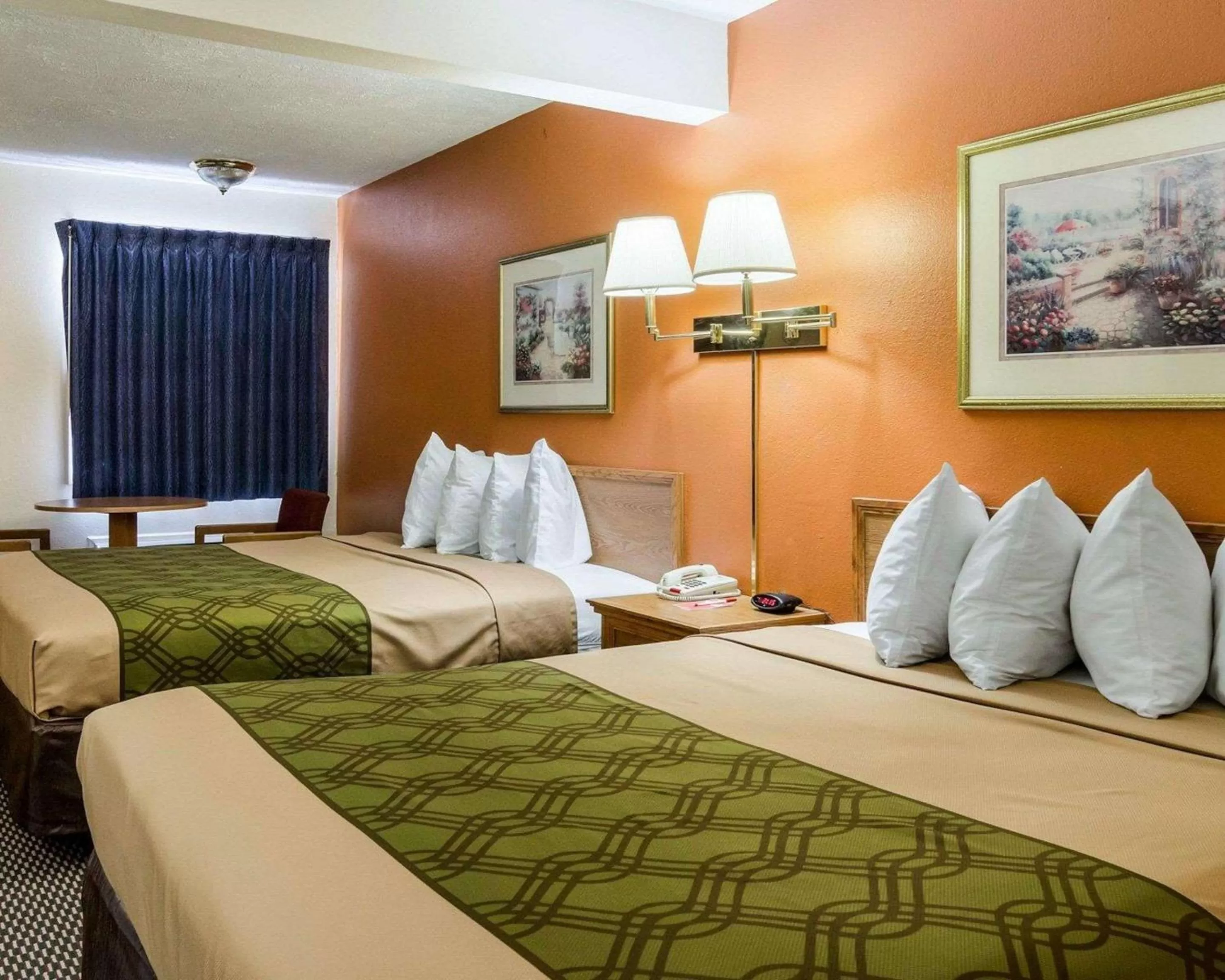 Bedroom, Bed in Econo Lodge Lawrence near University