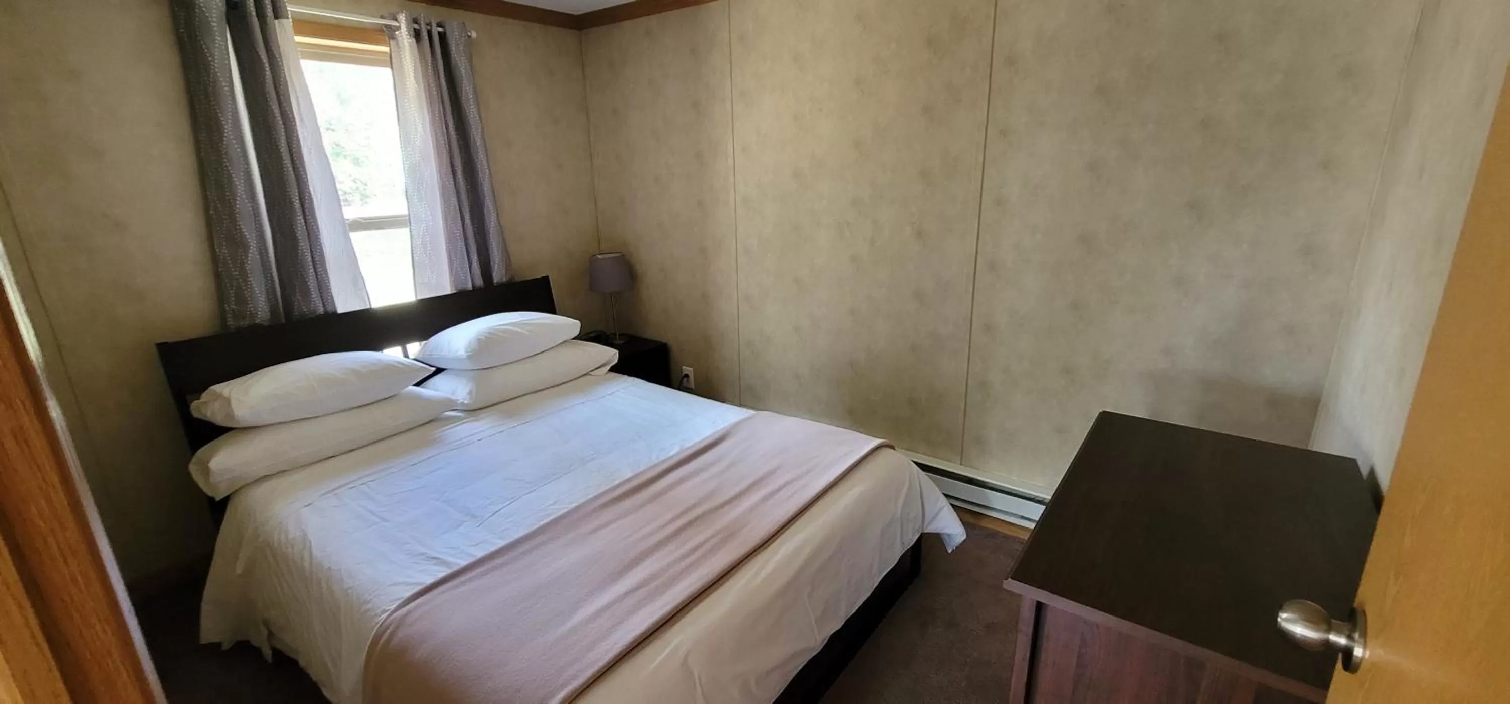 Bedroom in Parkway Cottage Resort and Trading Post