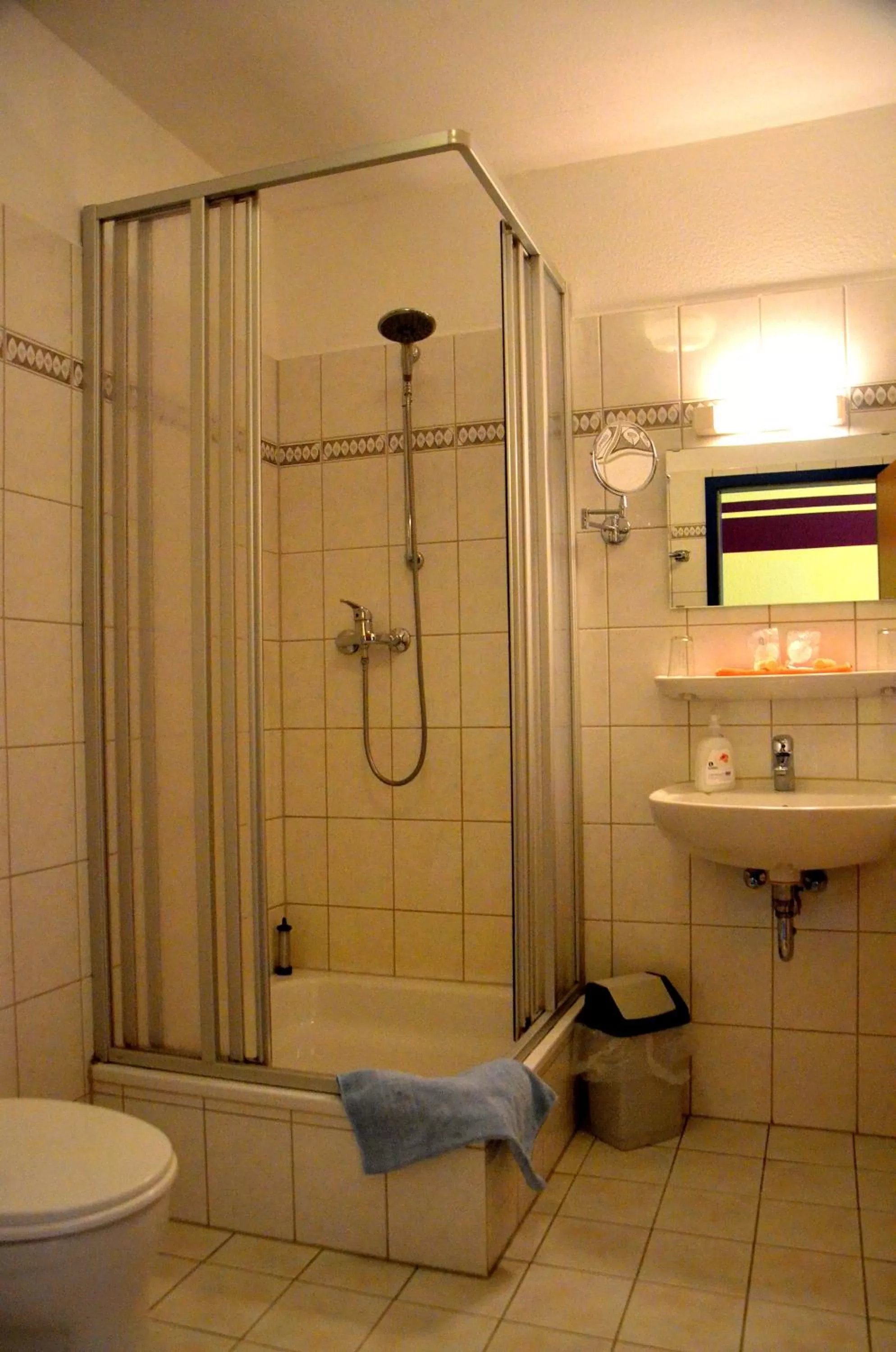 Bathroom in Zeitwohnen Wolfsburg, ehemals Hotel am Klieversberg ein Unternehmen der Micha'S Hotelbetriebe