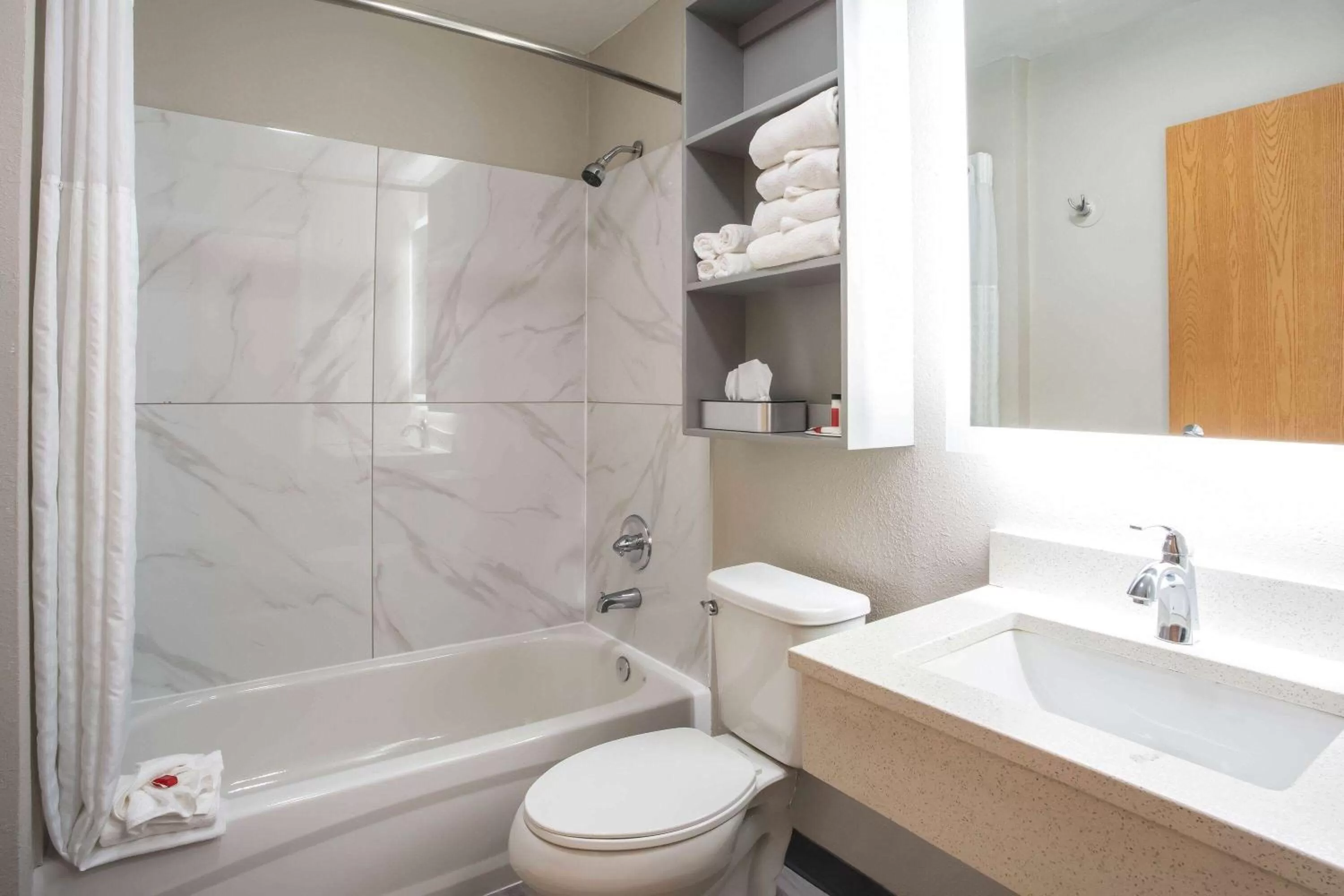 TV and multimedia in Microtel Inn & Suites by Wyndham Southern Pines Pinehurst