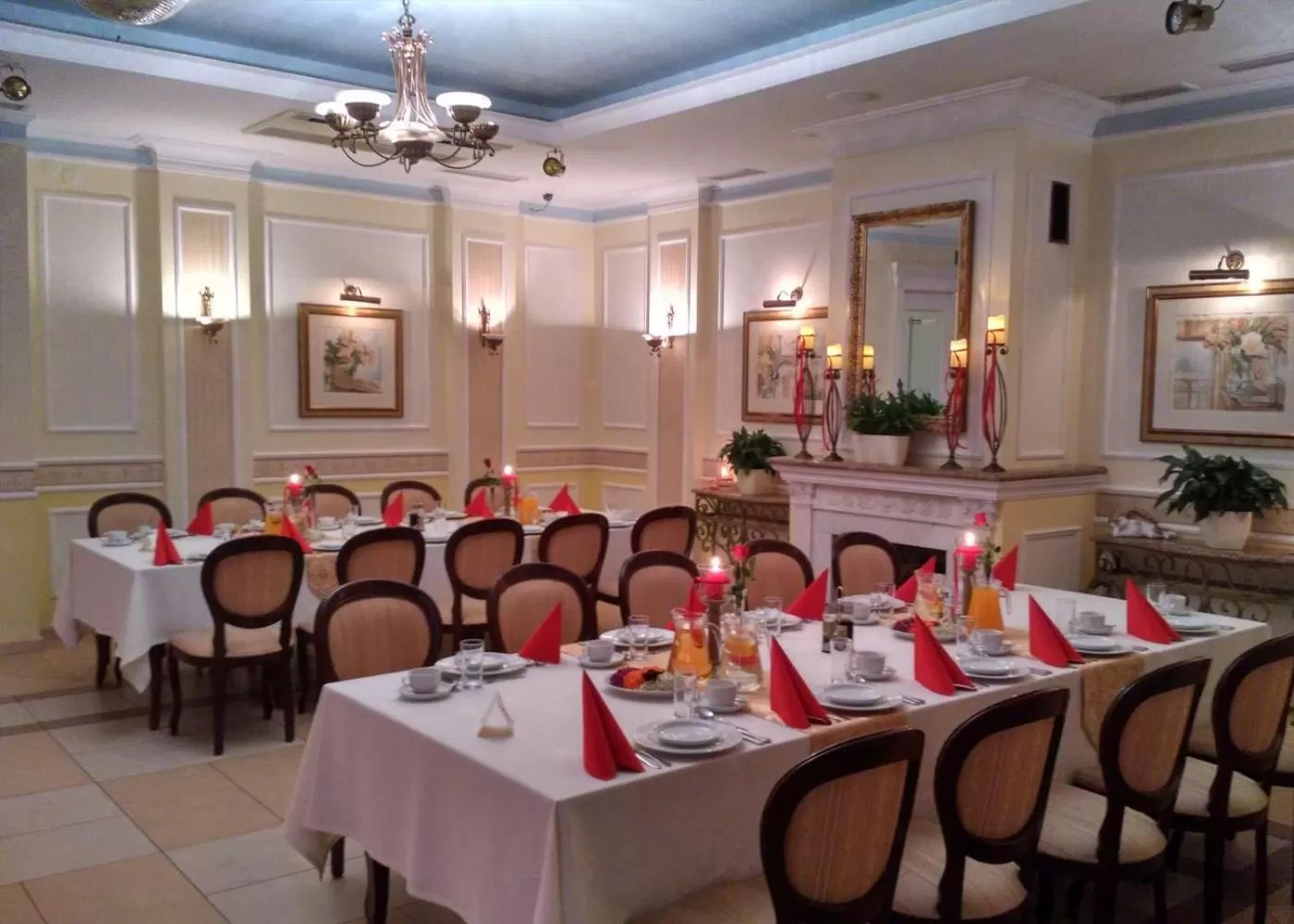 Restaurant/places to eat in Villa Royal