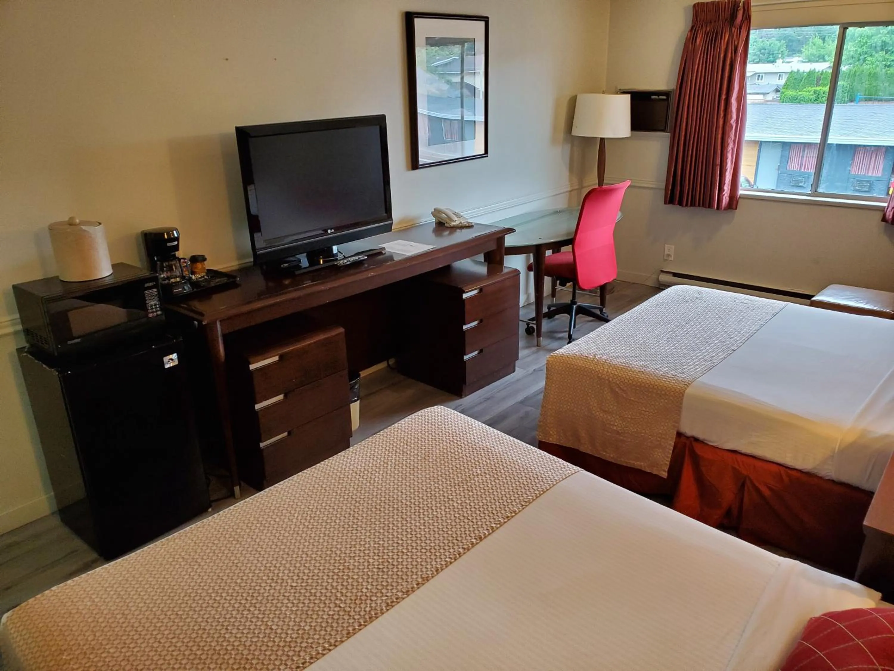 Photo of the whole room, Bed in Alpine Inn Abbotsford
