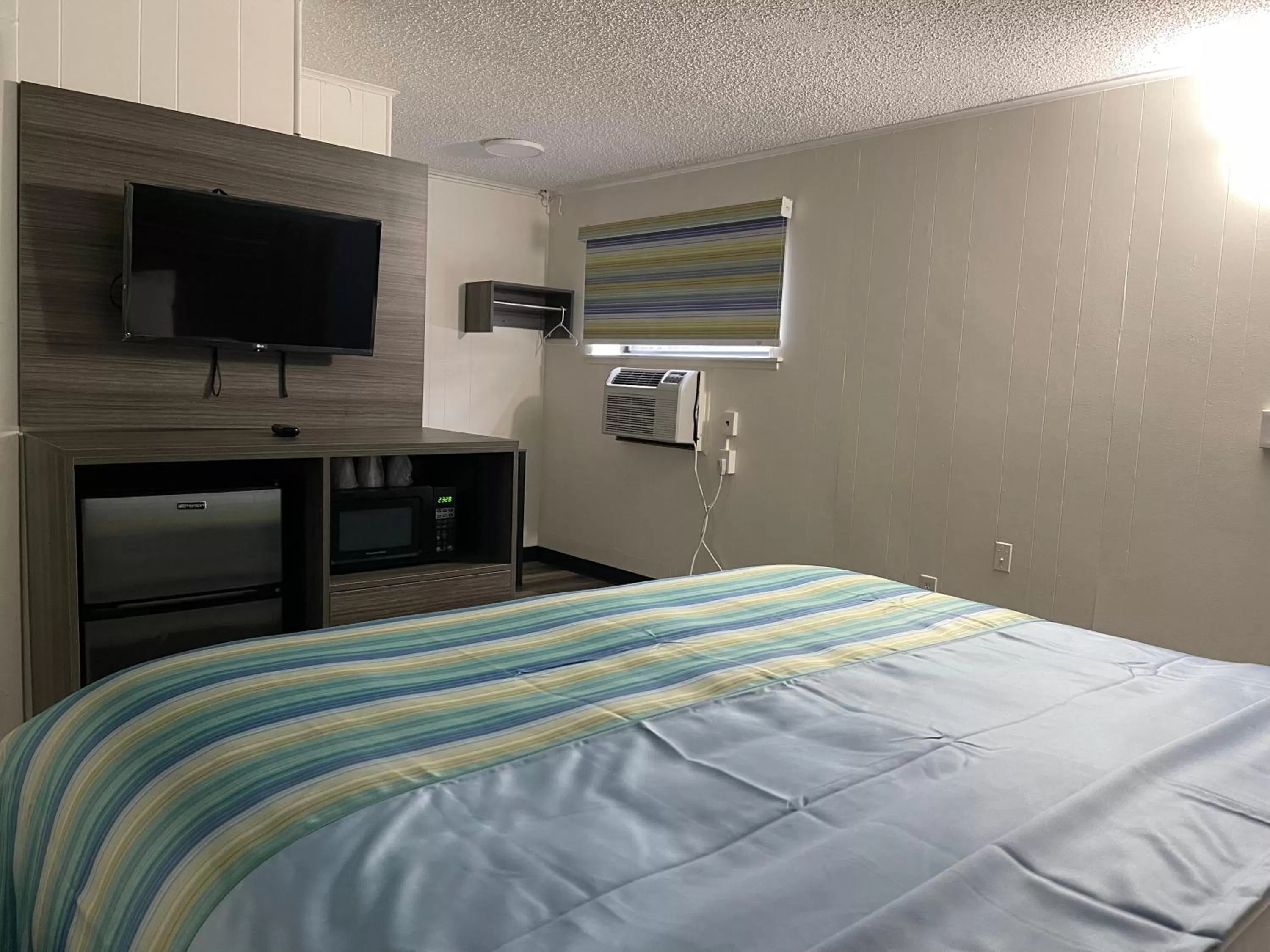 Photo of the whole room, Bed in Crown Inn