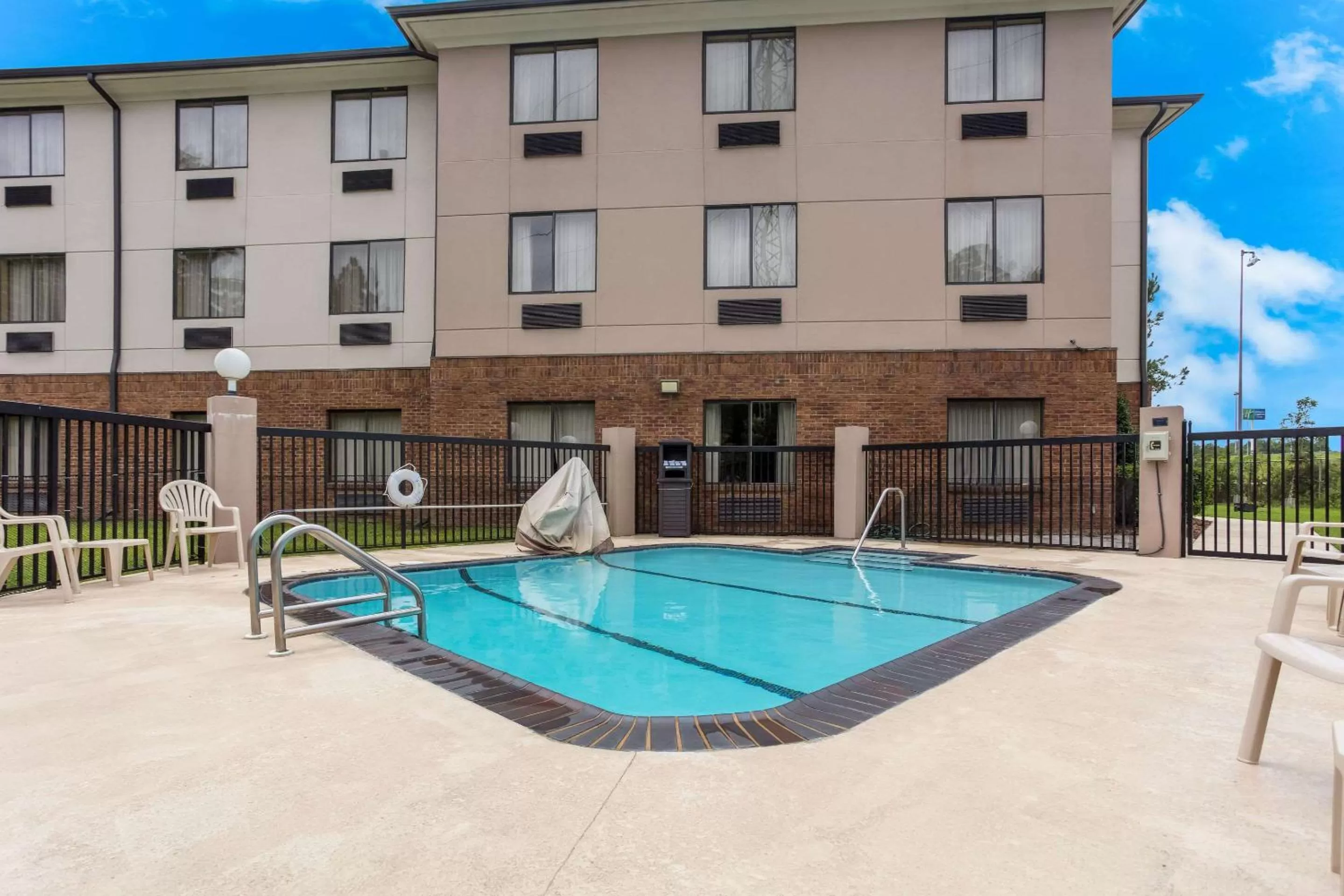Swimming pool in Comfort Suites Saraland - North Mobile