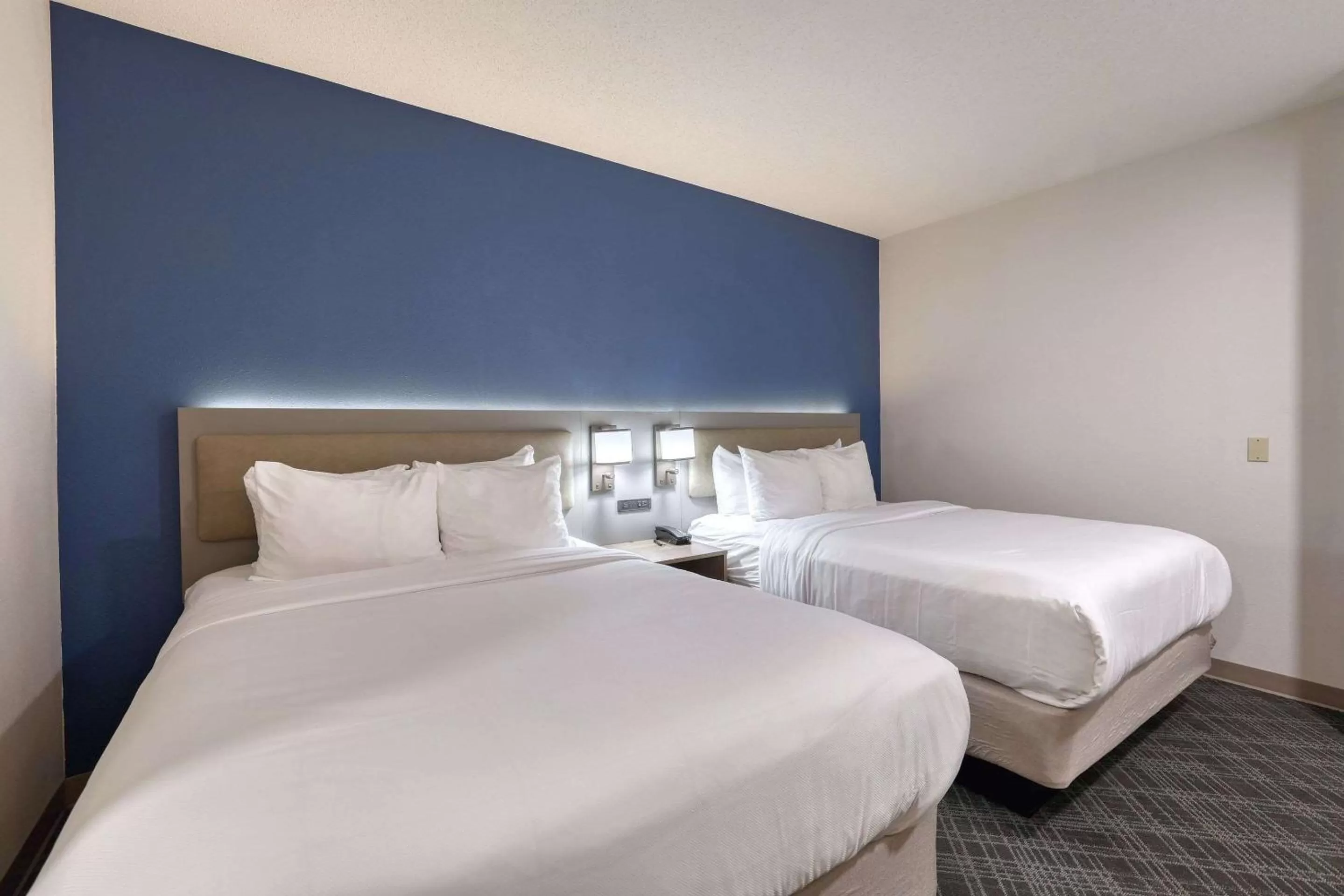 Bedroom, Bed in Comfort Suites Milwaukee Airport