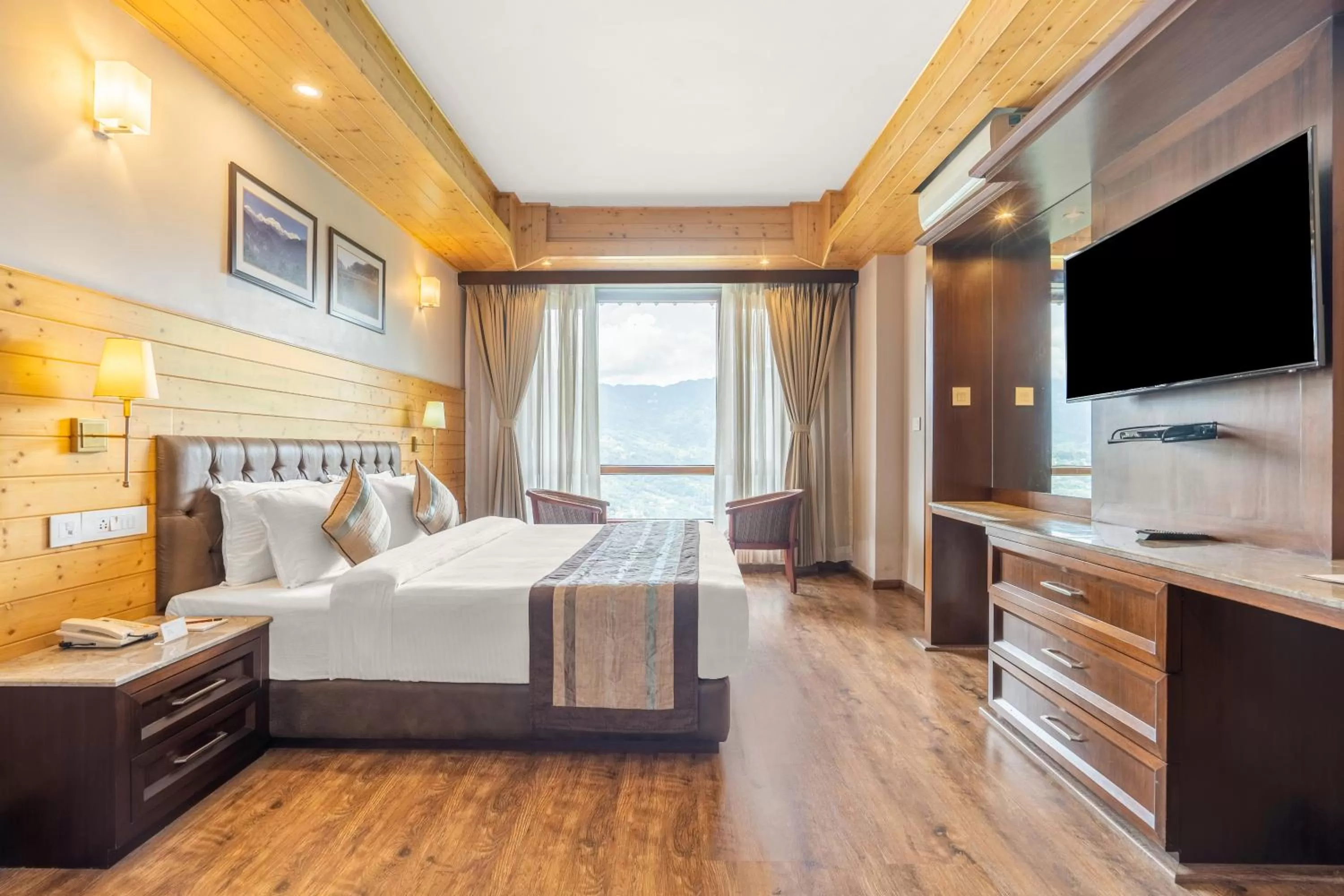 Bed in Summit Alpine Abode Hotel